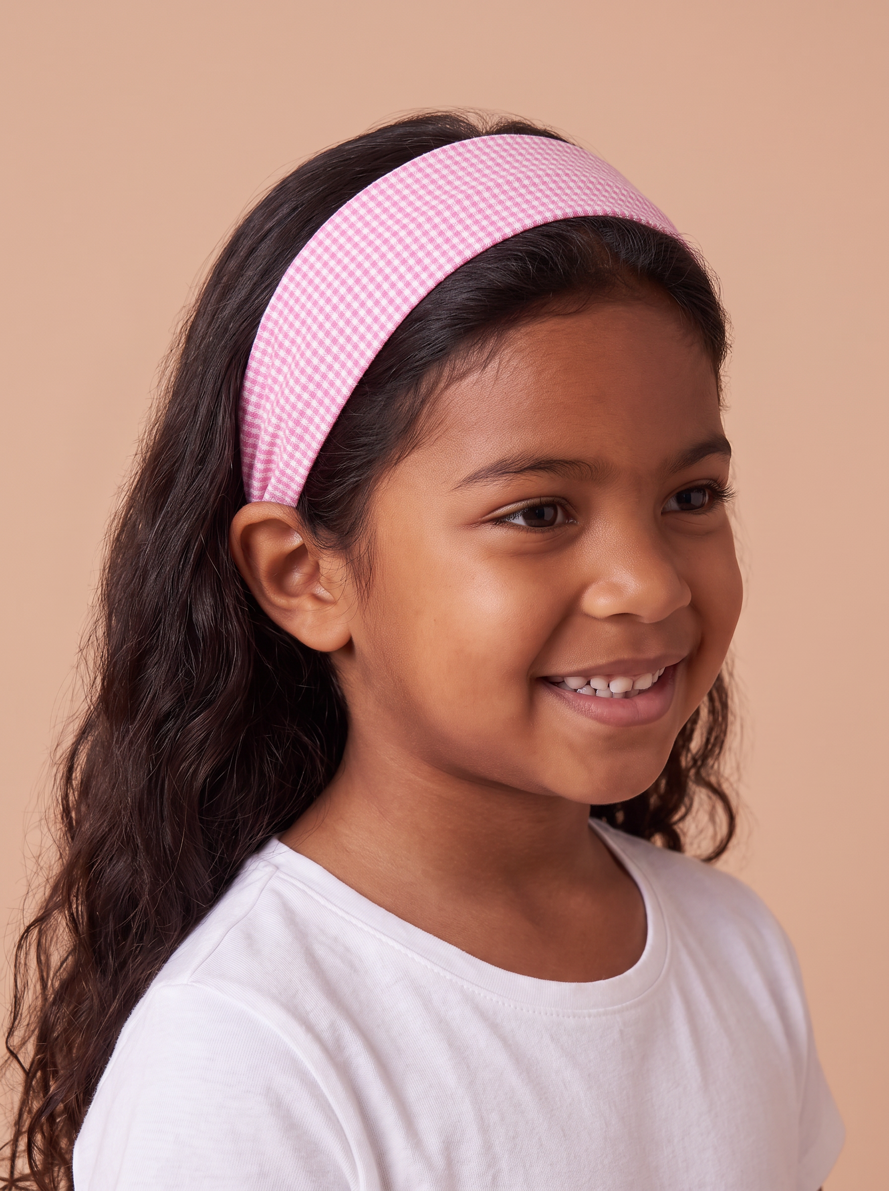 Bandeau vichy rose porté - le bandeau à plat sur la tête