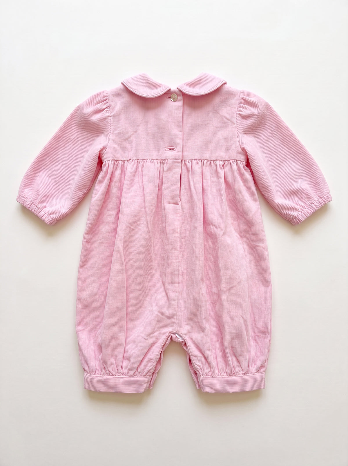 Barboteuse bébé velours rose clair - vue de dos, boutonnage nacré