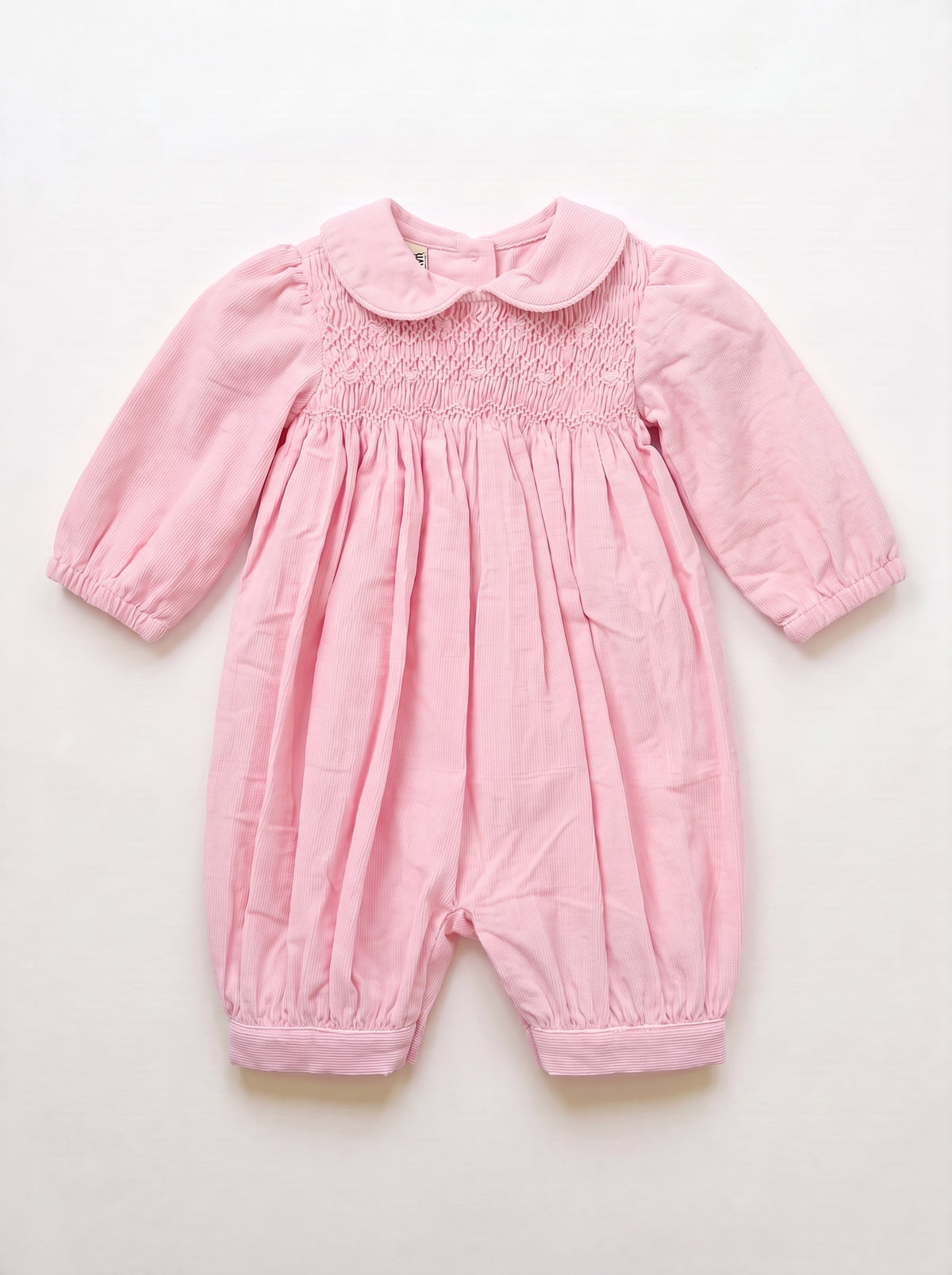 Barboteuse bébé velours rose clair, buste smocké main et rococos brodés - vue de face