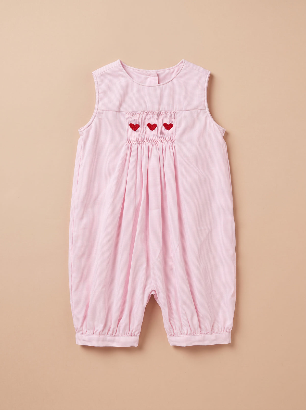 Barboteuse Vicky à plat - vichy rose, smocks aux trois cœurs rouges
