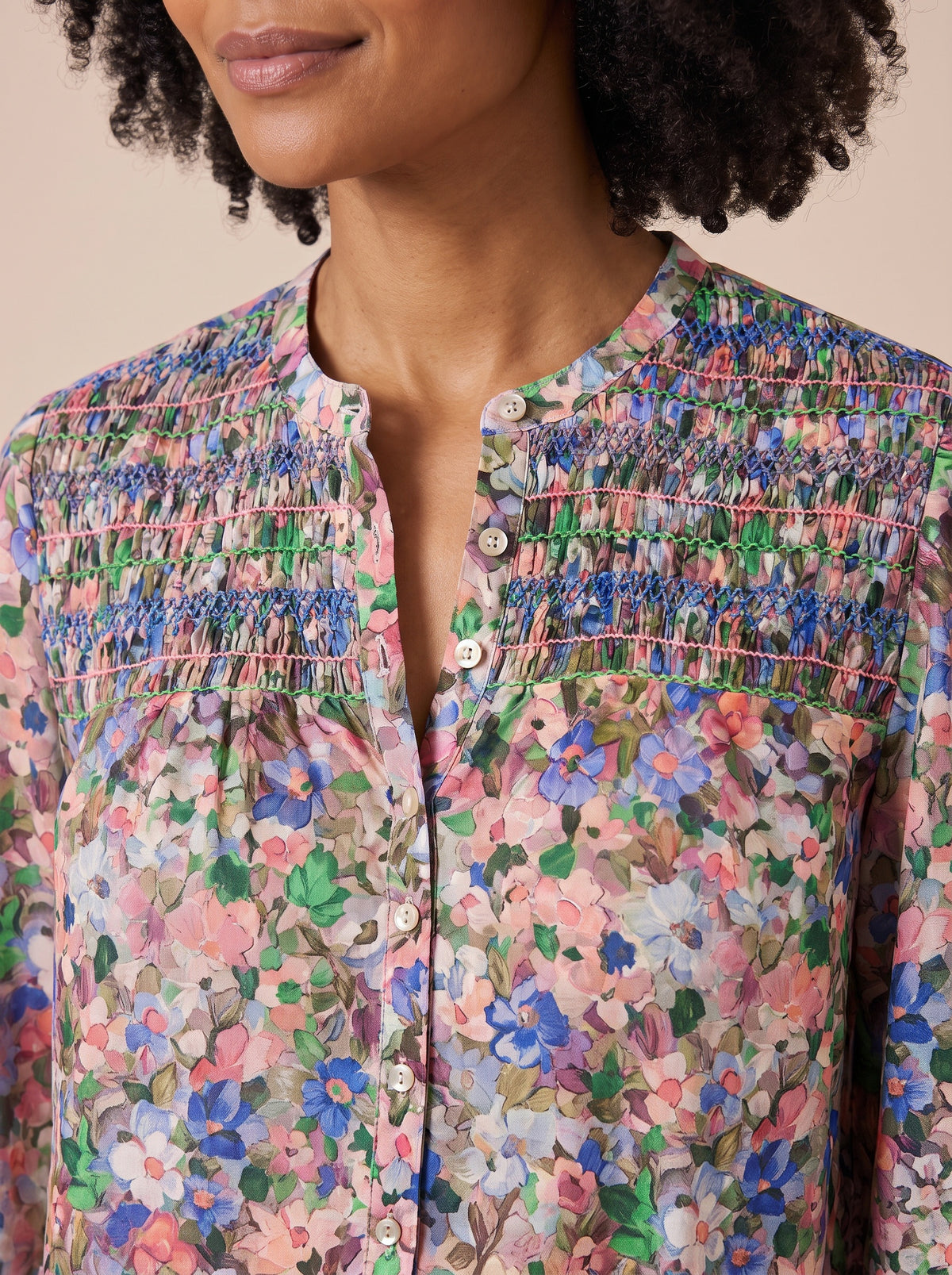 Blouse Gio Blurry - détail du plastron smocké