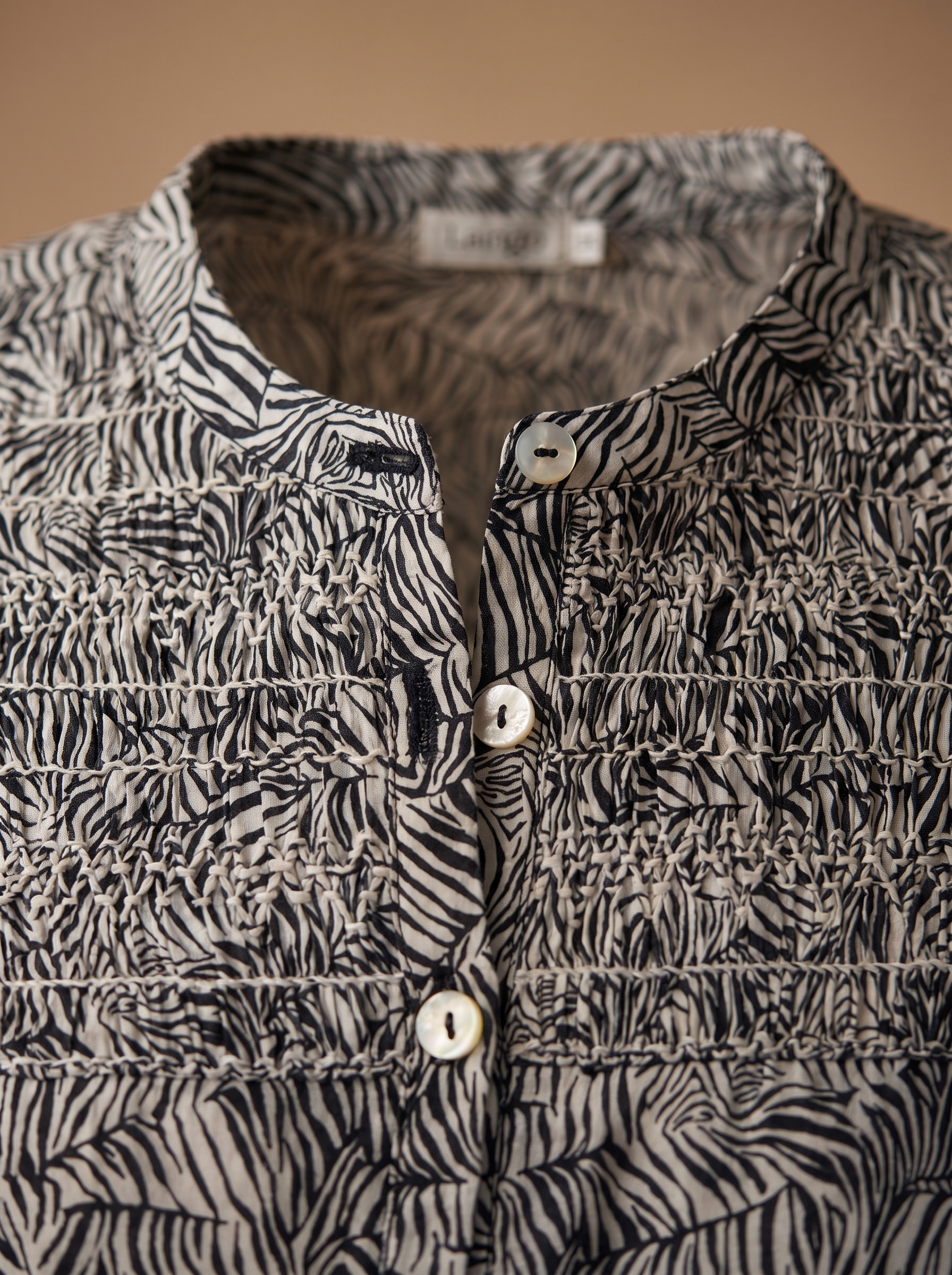 Blouse Gio zèbre — détail encolure