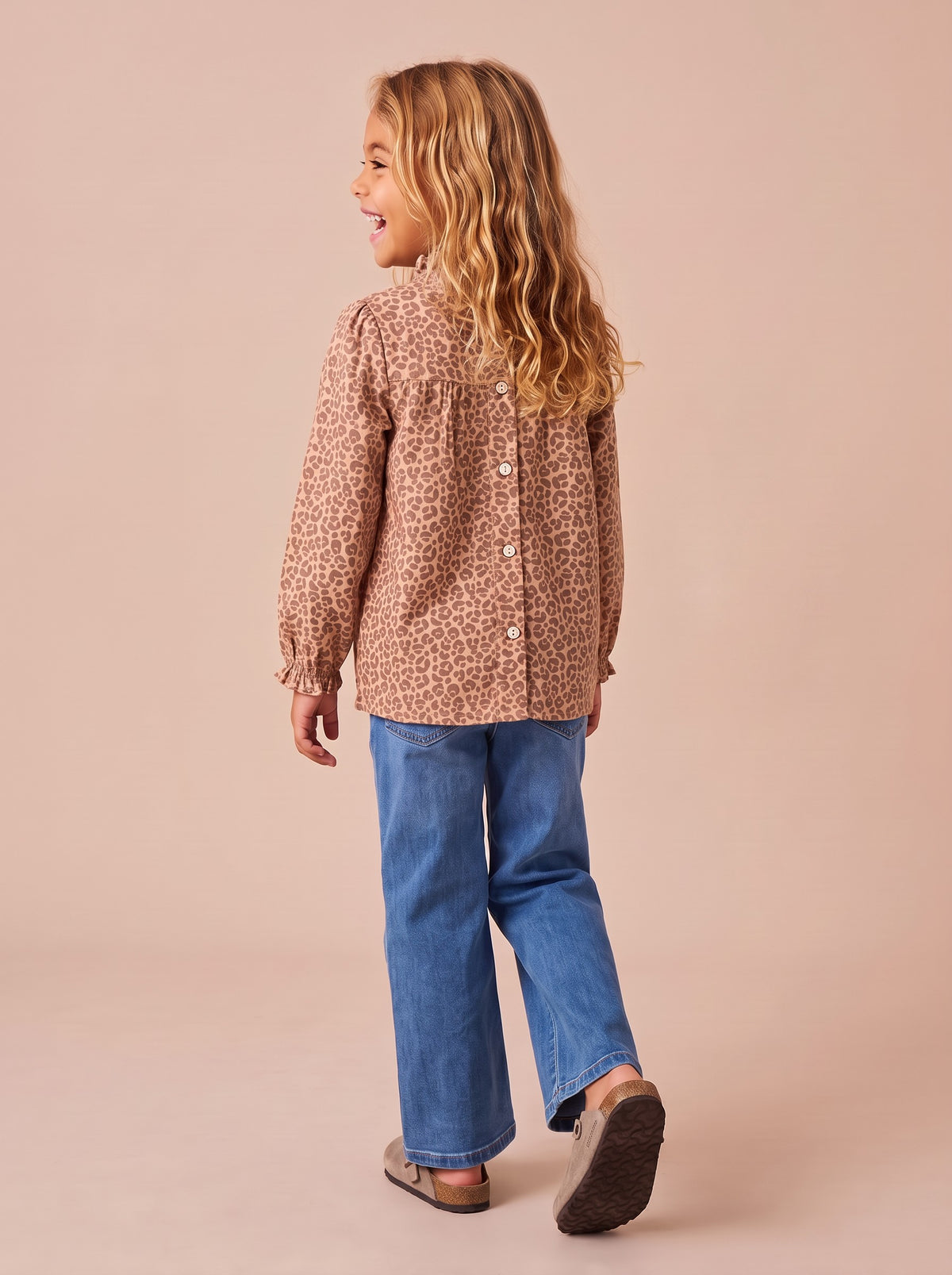 Blouse Mia léopard de dos : boutonnage nacré et col volanté