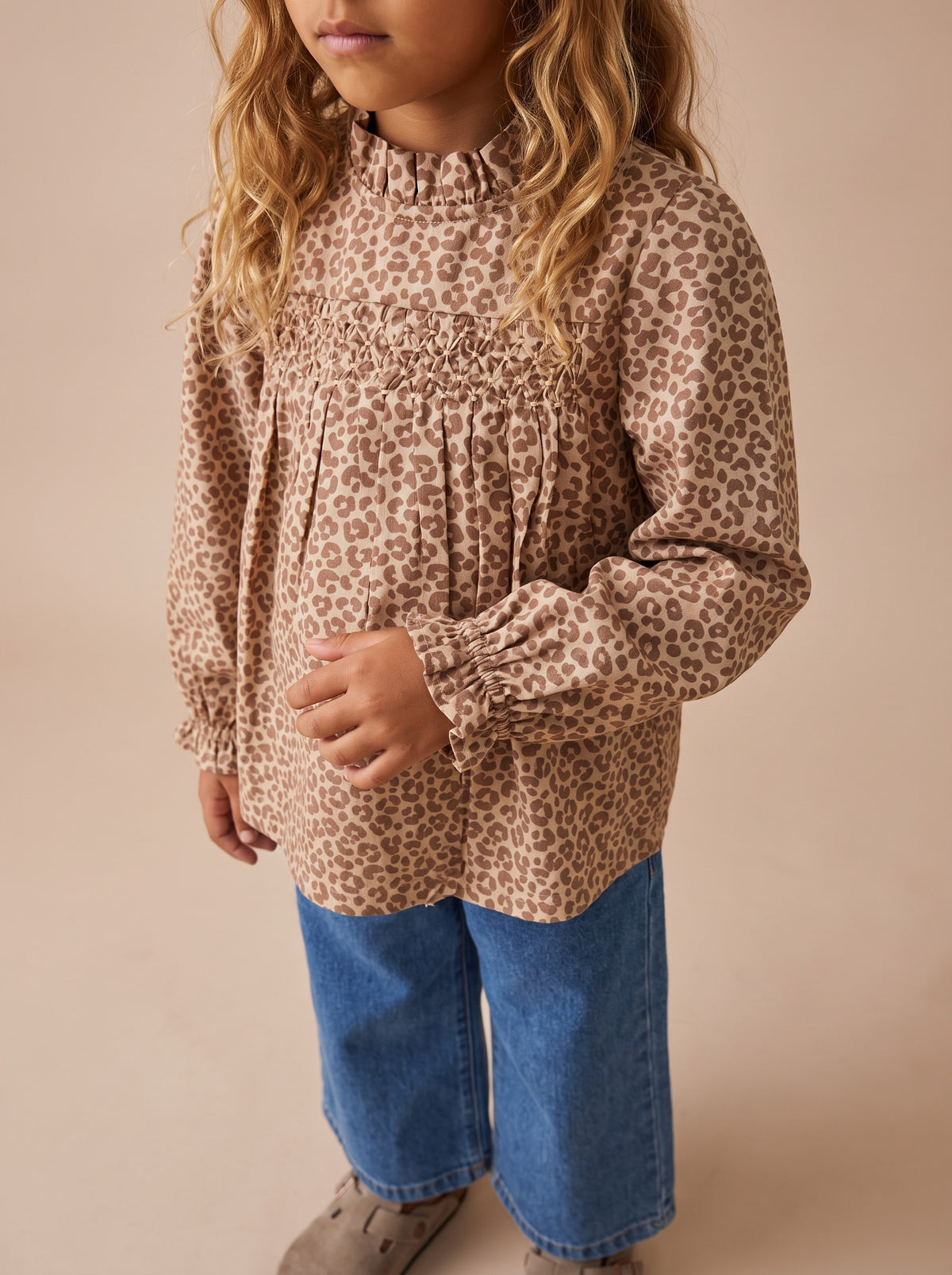 Blouse Mia léopard : col volanté et plastron smocké main
