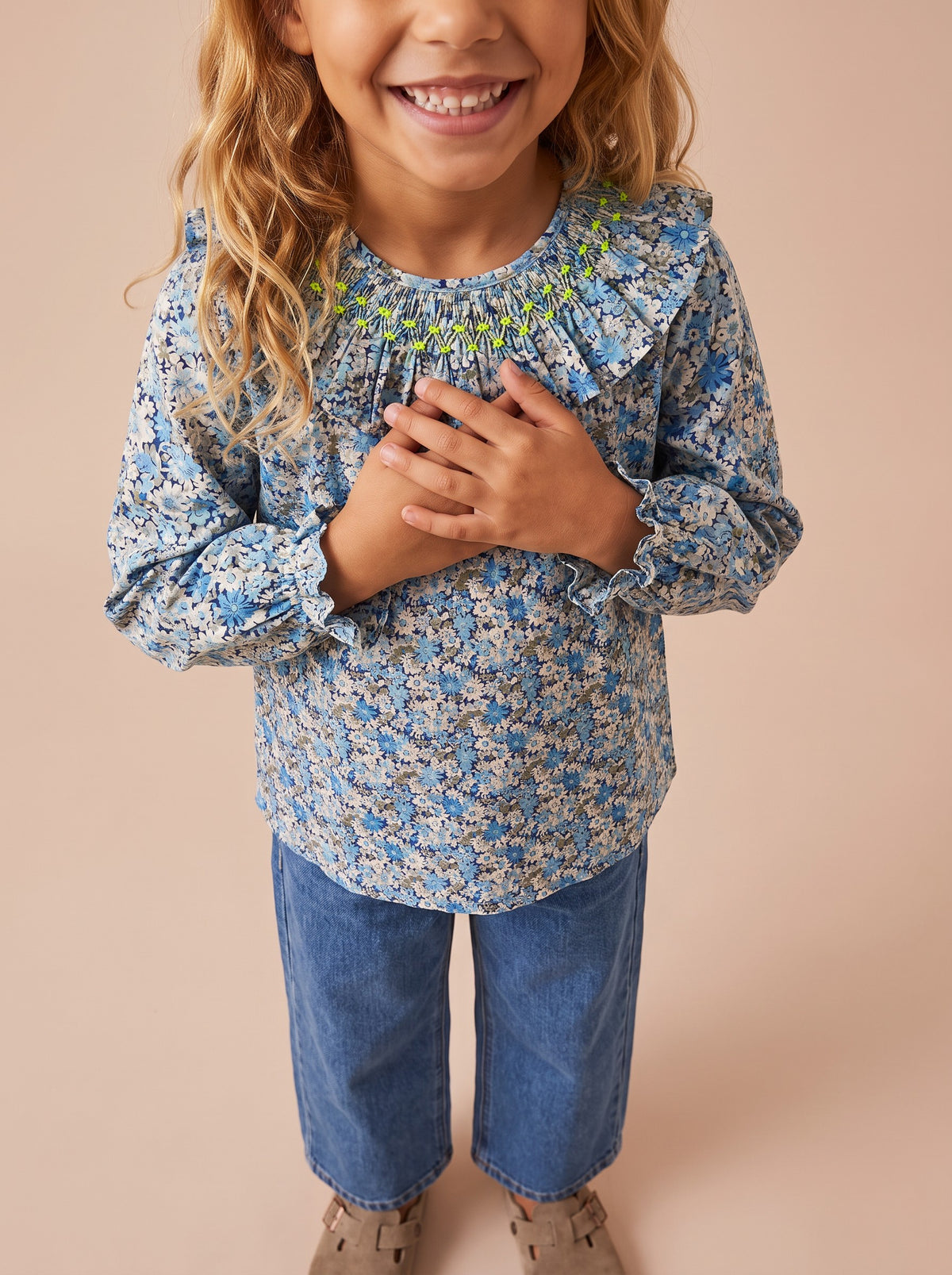 Blouse Rio bleu clair : collerette smockée main au fil vert anis