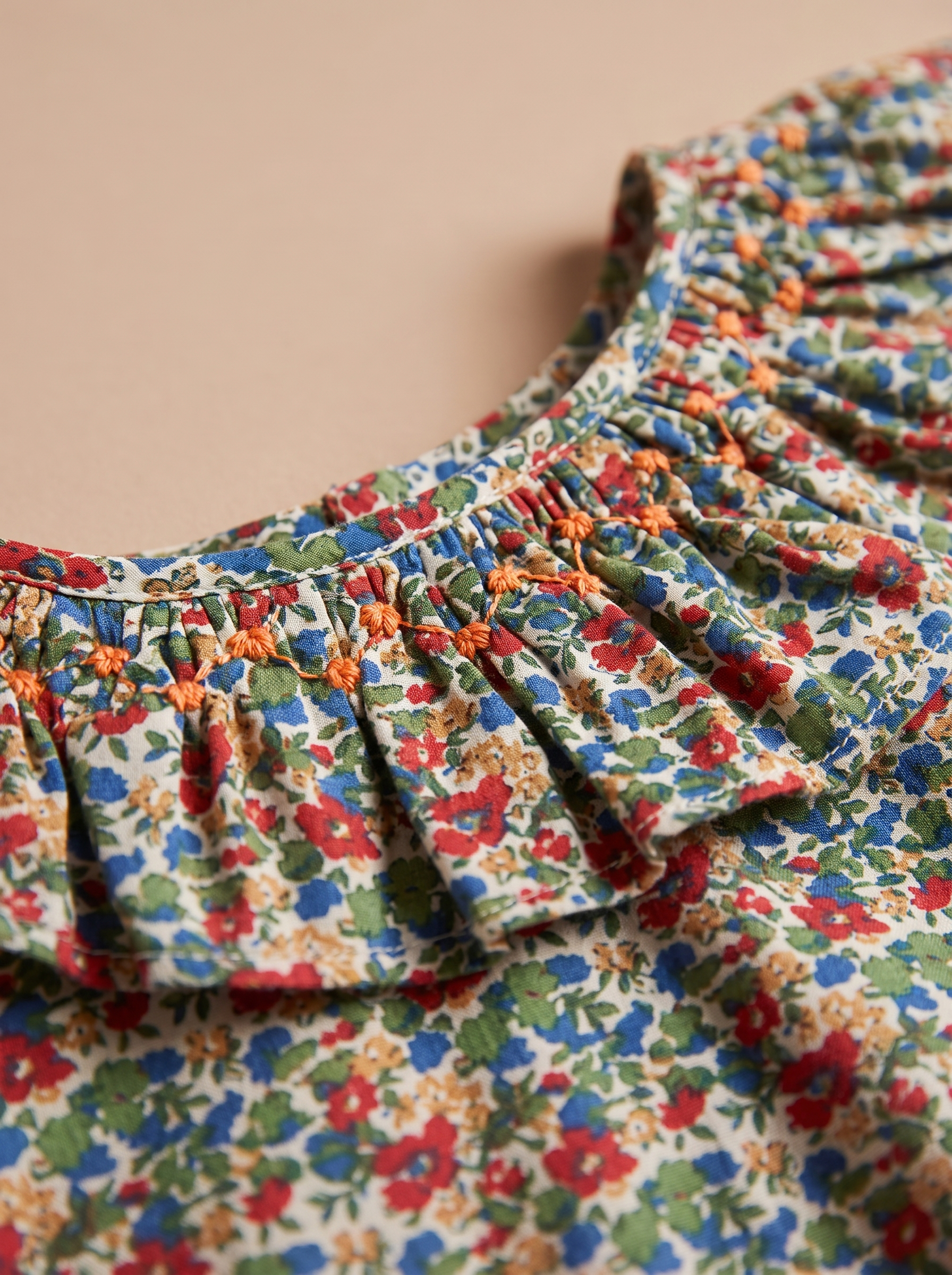 Blouse Rio-Pine Red — détail encolure