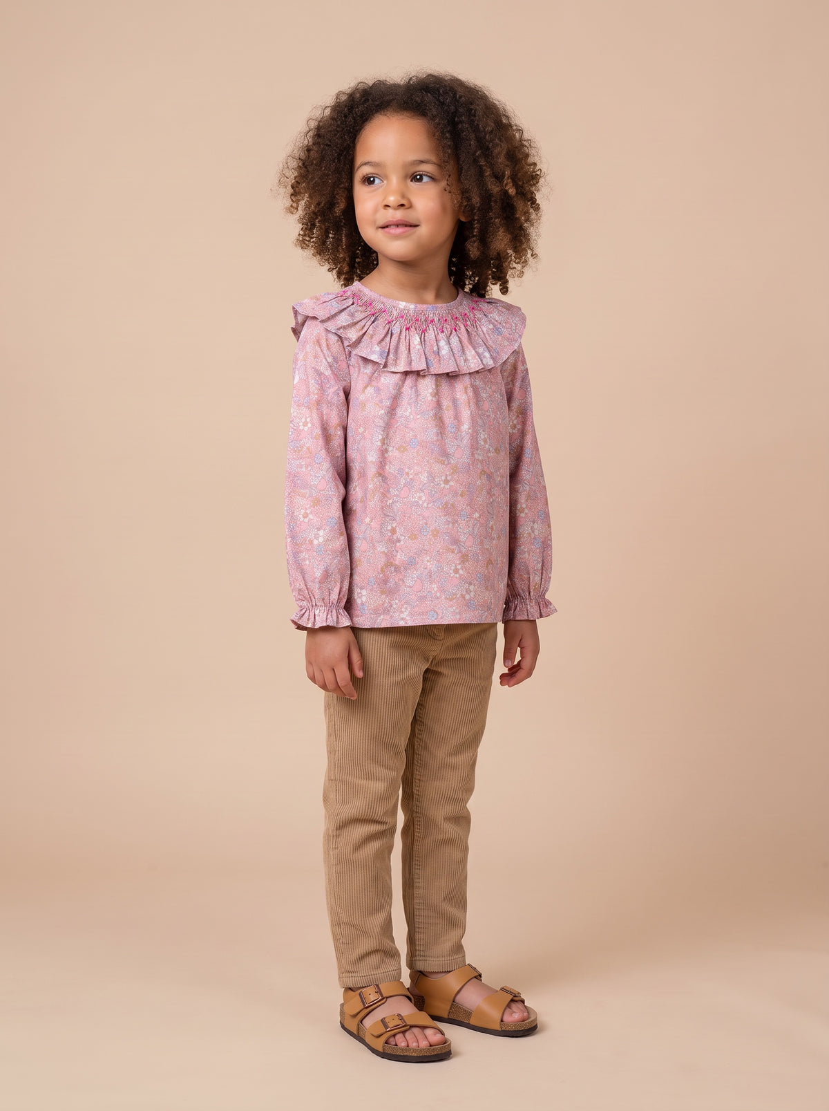 Blouse Rio Elyna portée - vue plein pied, collerette smockée main
