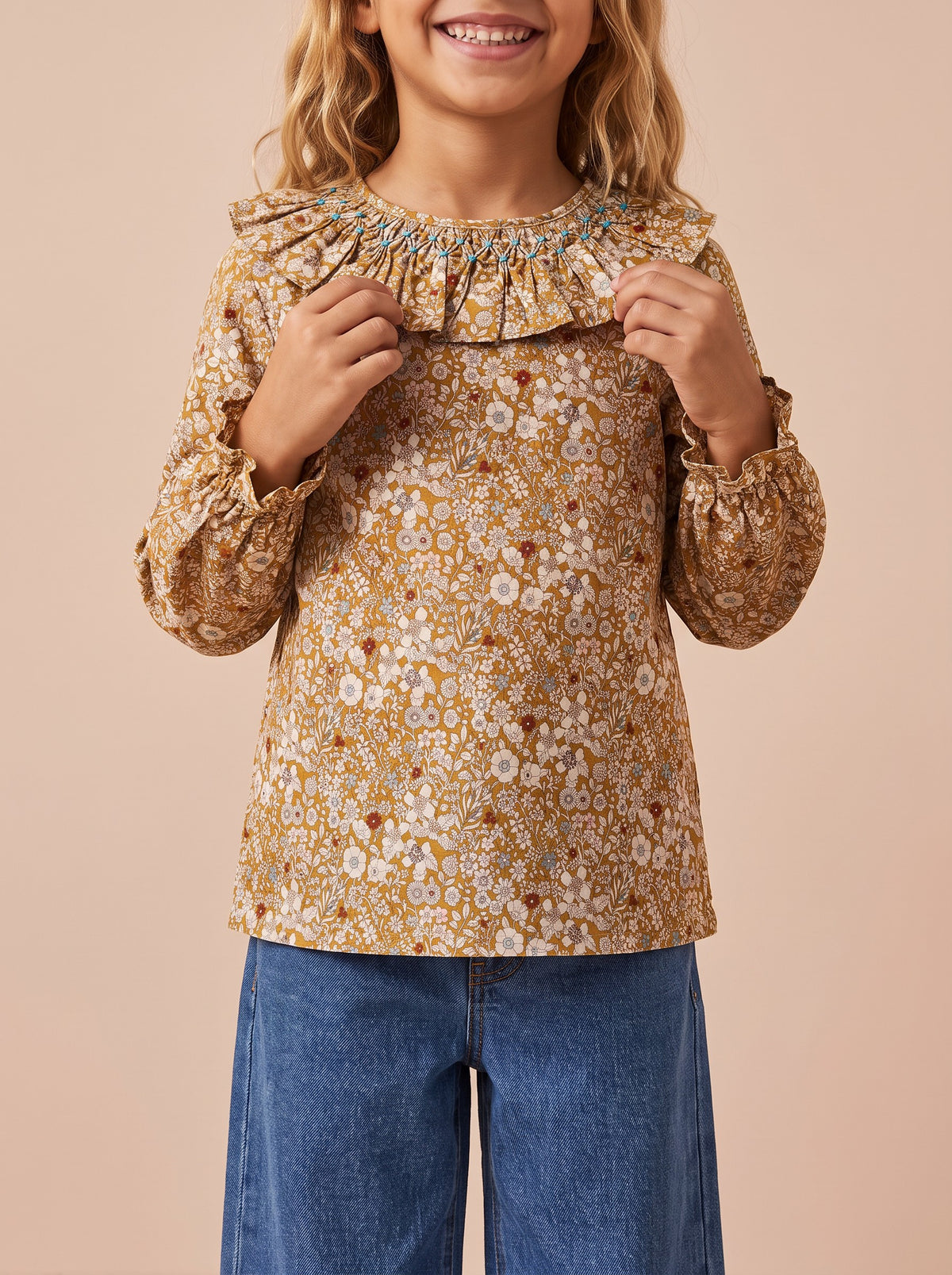 Blouse Rio June beige : collerette smockée main au fil bleu