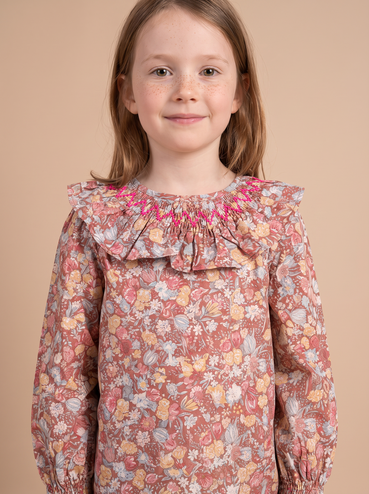 Blouse Rio rouge - collerette et smocks fuchsia, vue buste