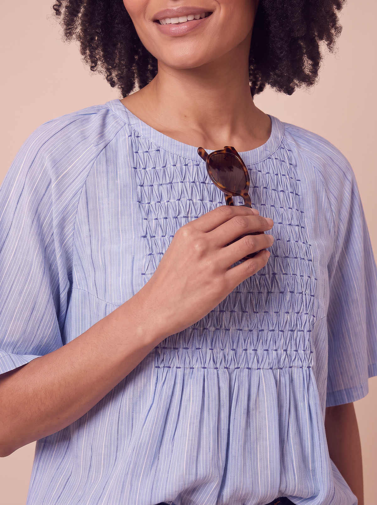 Blouse Yvette Rayé bleu - détail du plastron smocké main