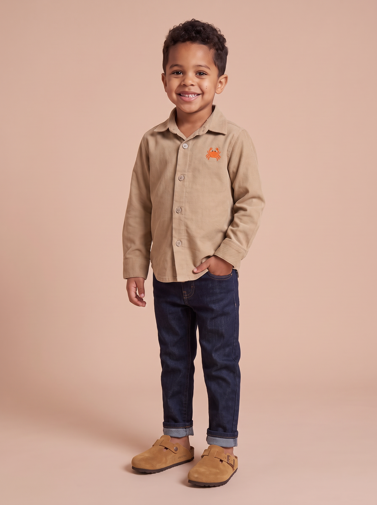Chemise Lucas Beige portée - chemise garçon velours brodée crabe
