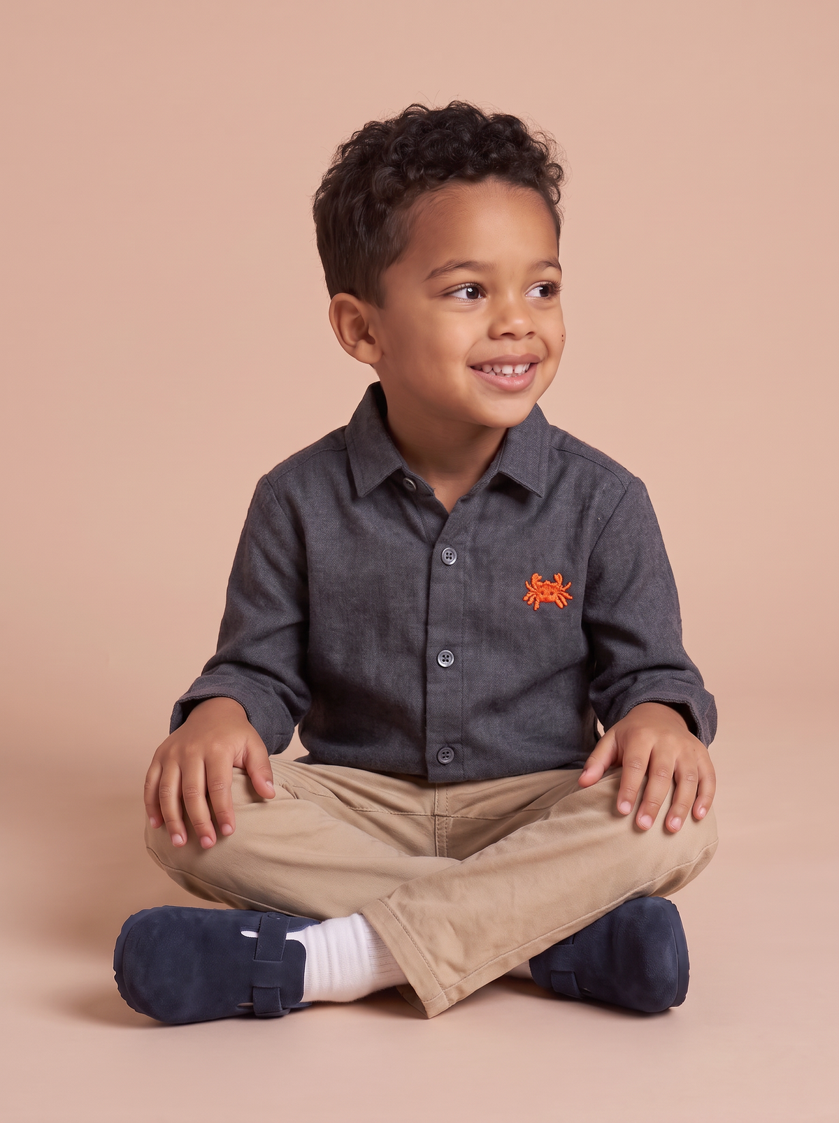 Chemise Lucas Gris portée - chemise garçon flanelle brodée crabe