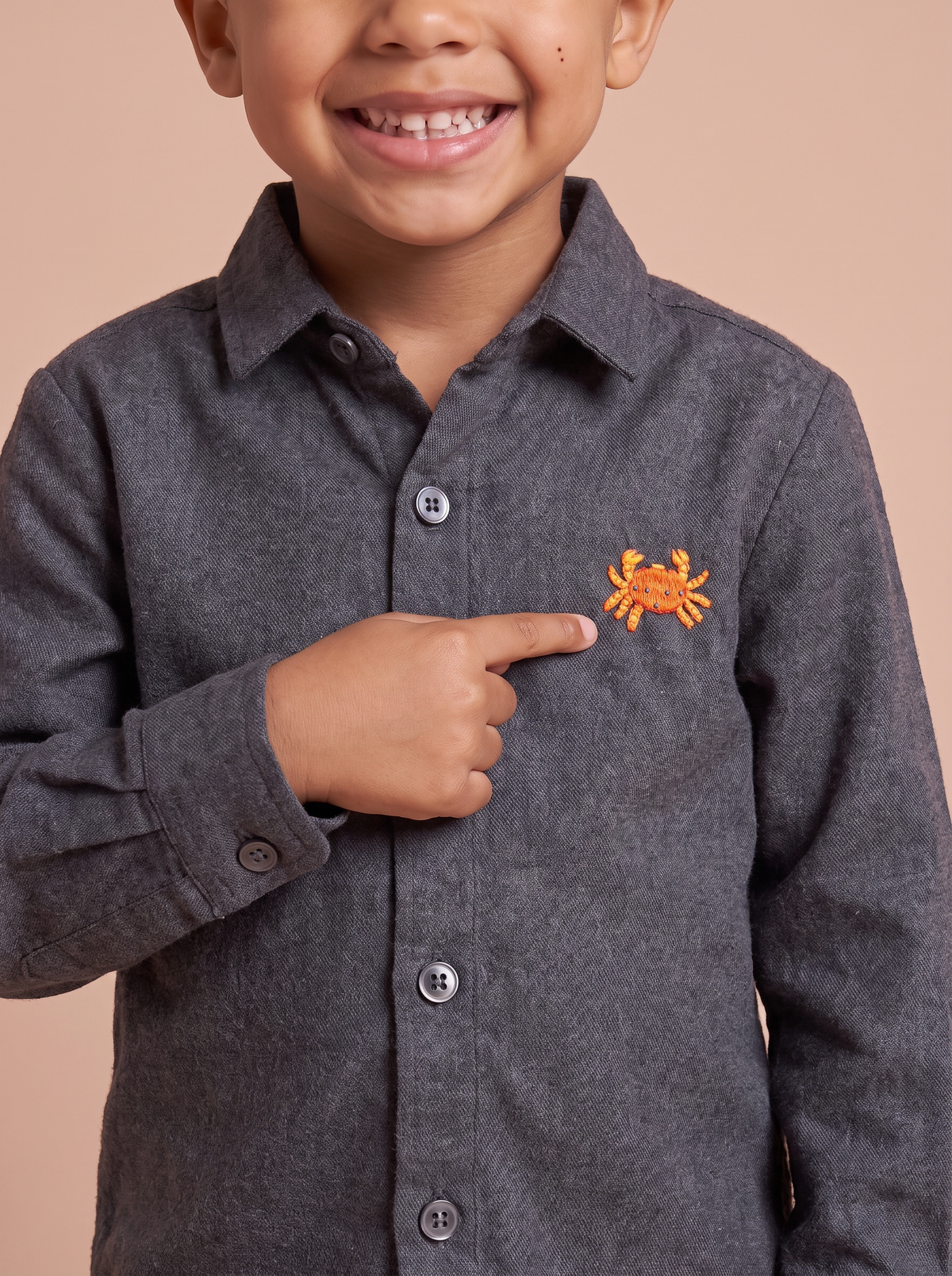 Chemise Lucas Gris - détail du crabe brodé main