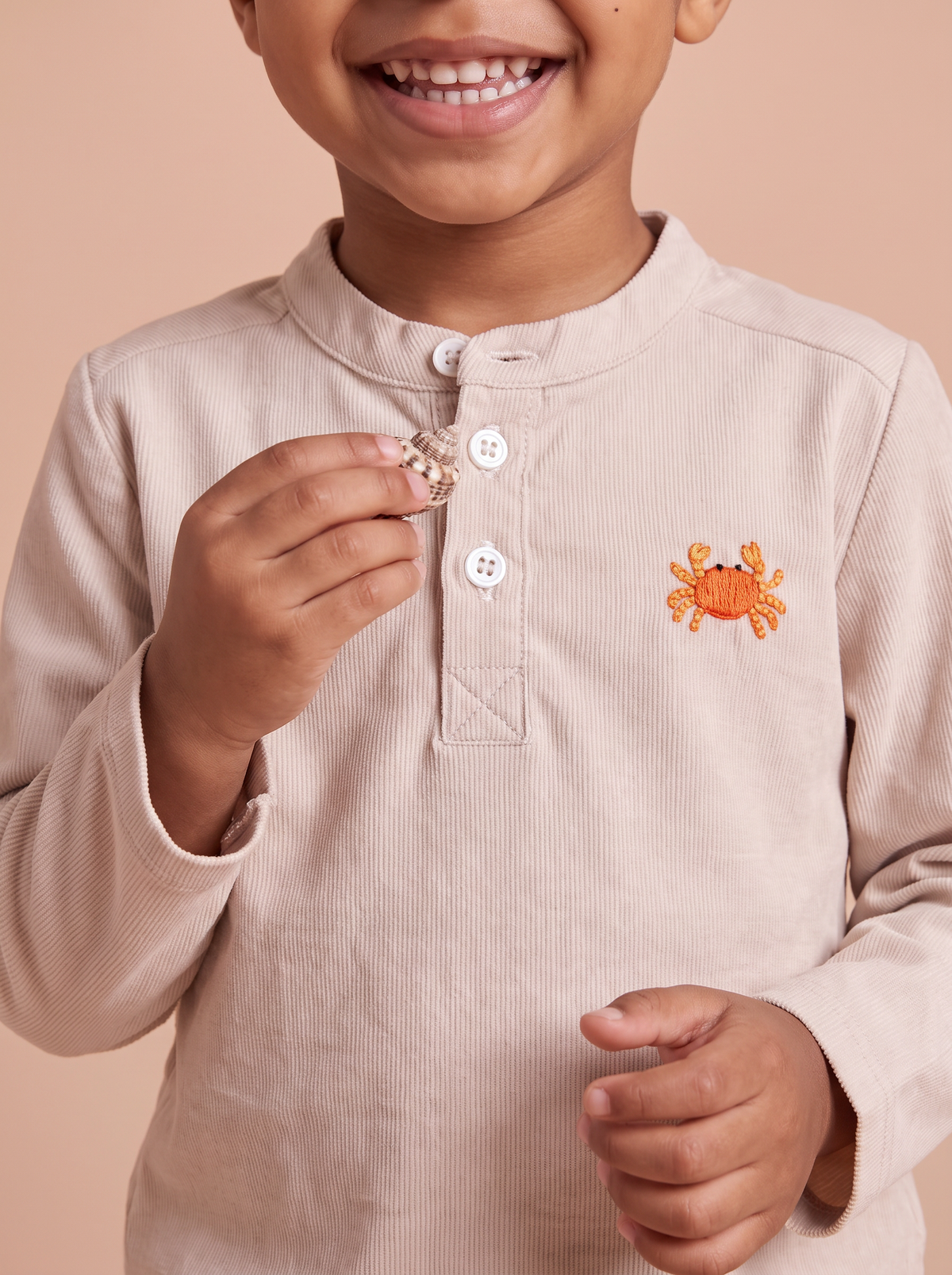 Chemise Perry Beige - détail du crabe brodé main