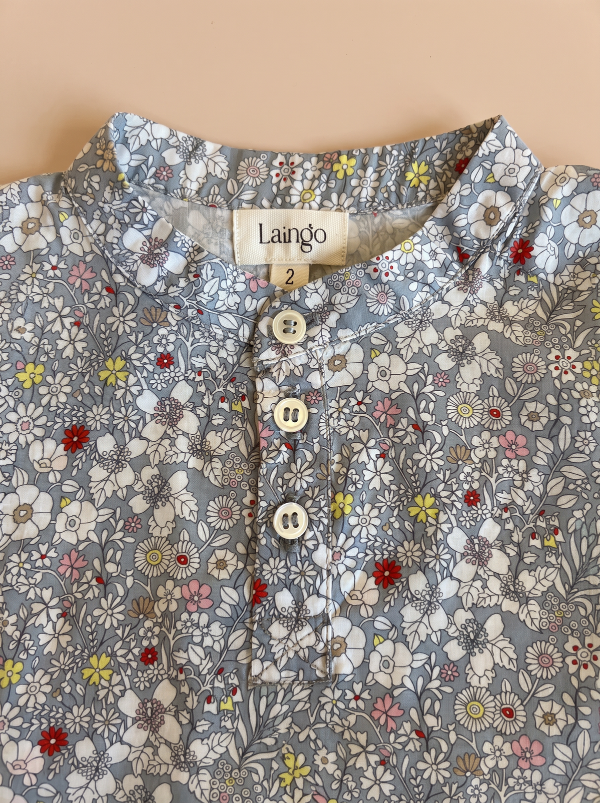 Chemise Perry June gris - détail du col mao et des boutons