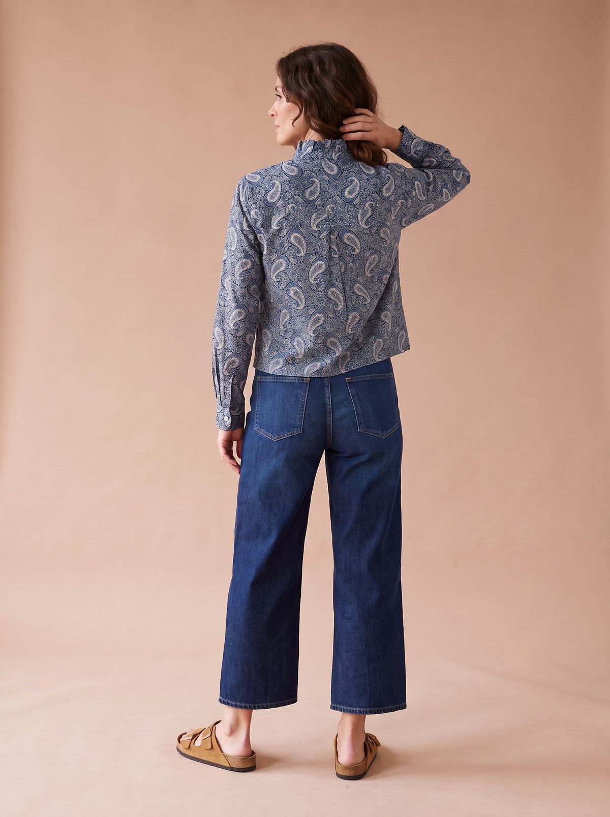 Chemise Zéli cachemire bleu de dos, col montant volanté