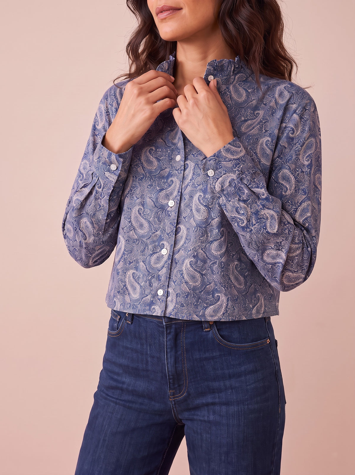 Chemise Zéli cachemire bleu : col volanté et boutons nacrés