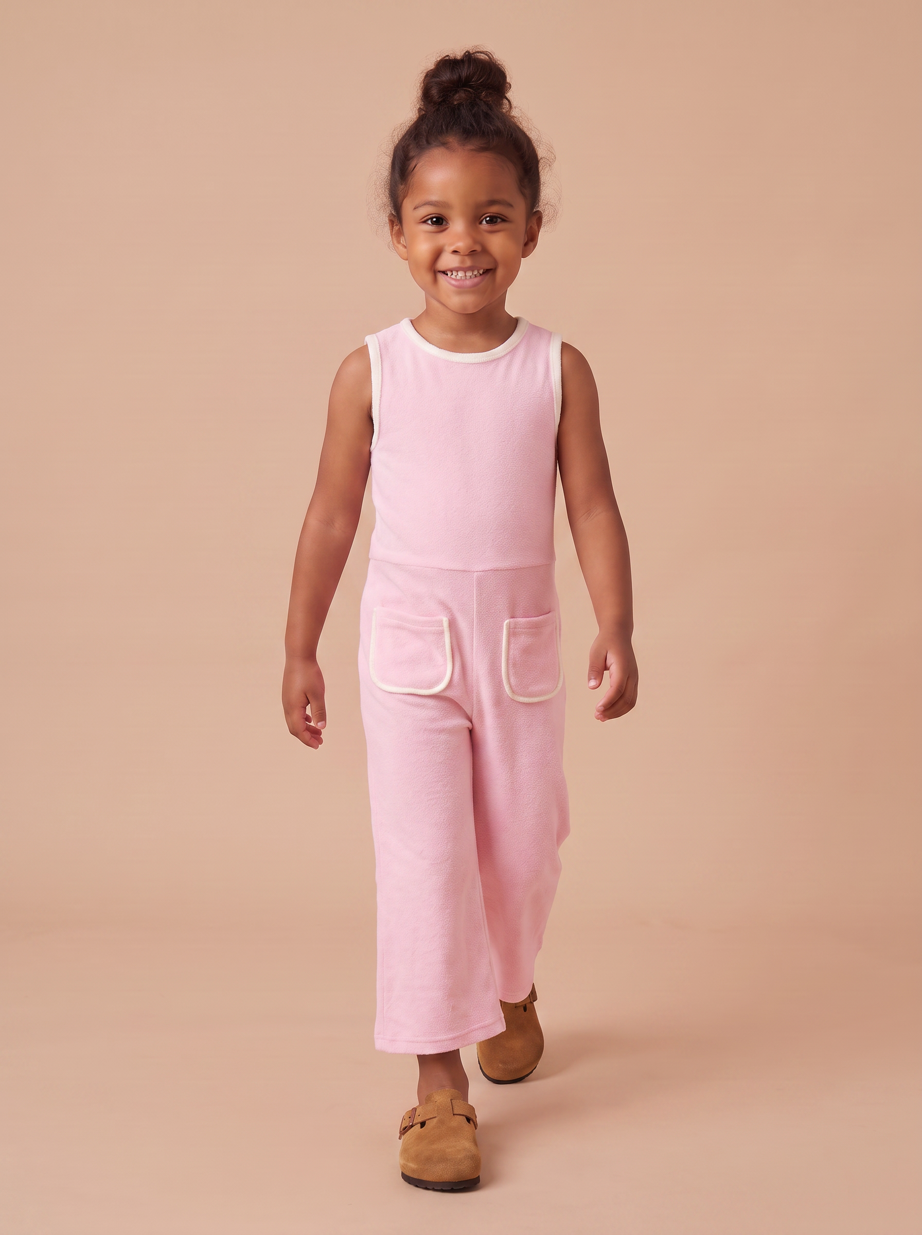 Combi pantalon Barbie portée - en marche
