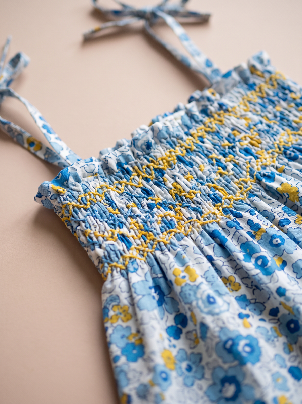 Combi Kami Betsy bleu : détail des smocks brodés main