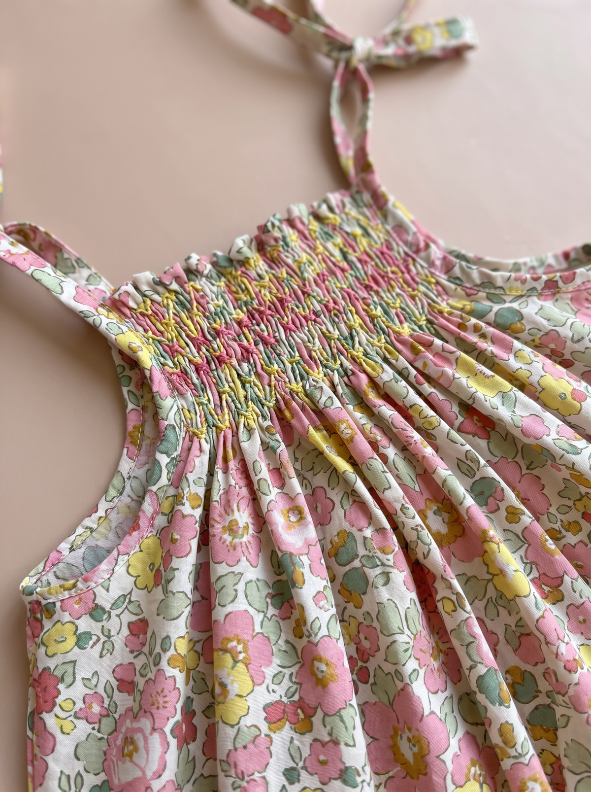 Combi Kami Betsy jaune : détail des smocks brodés main