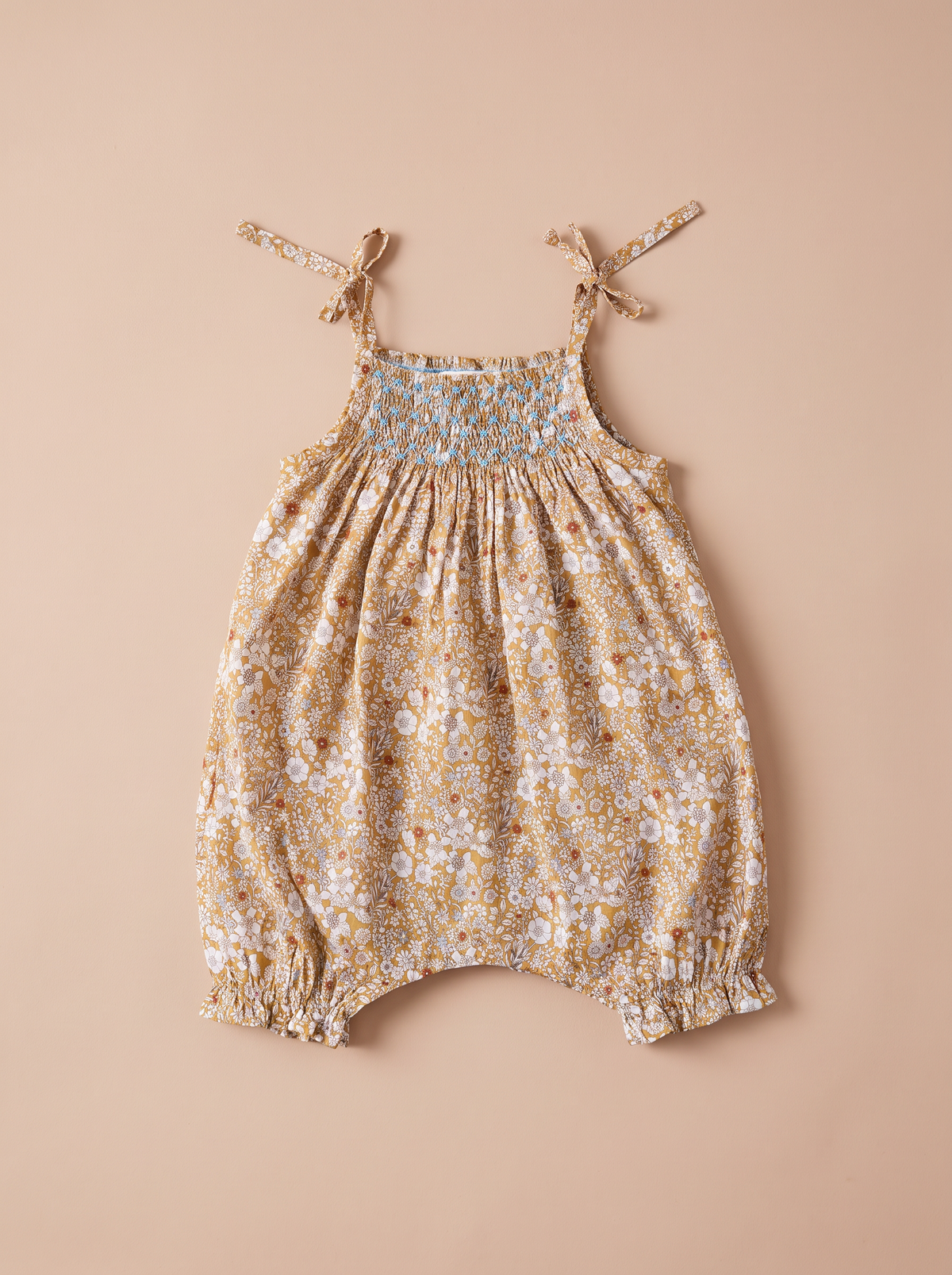 Combi Kami June beige à plat, smocks main bleus et bretelles à nouer