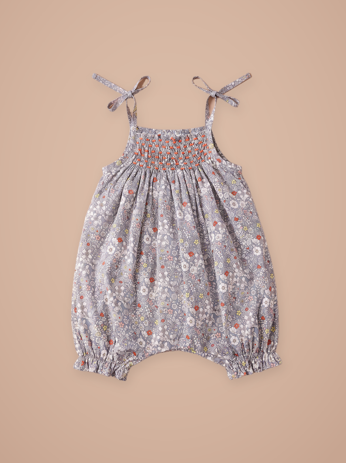 Combi Kami June gris à plat, smocks main et bretelles à nouer