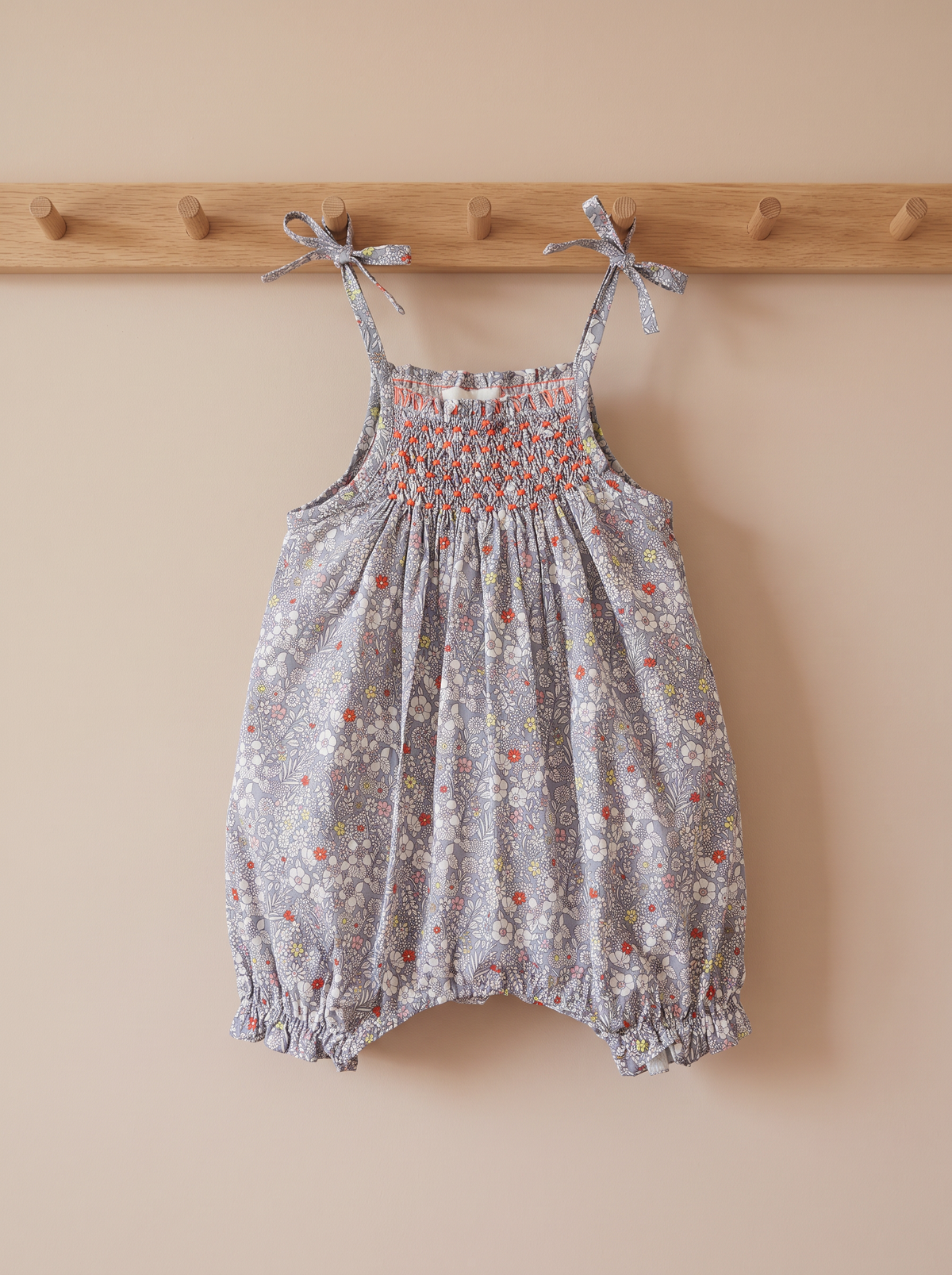 Combi Kami June gris suspendue à une patère