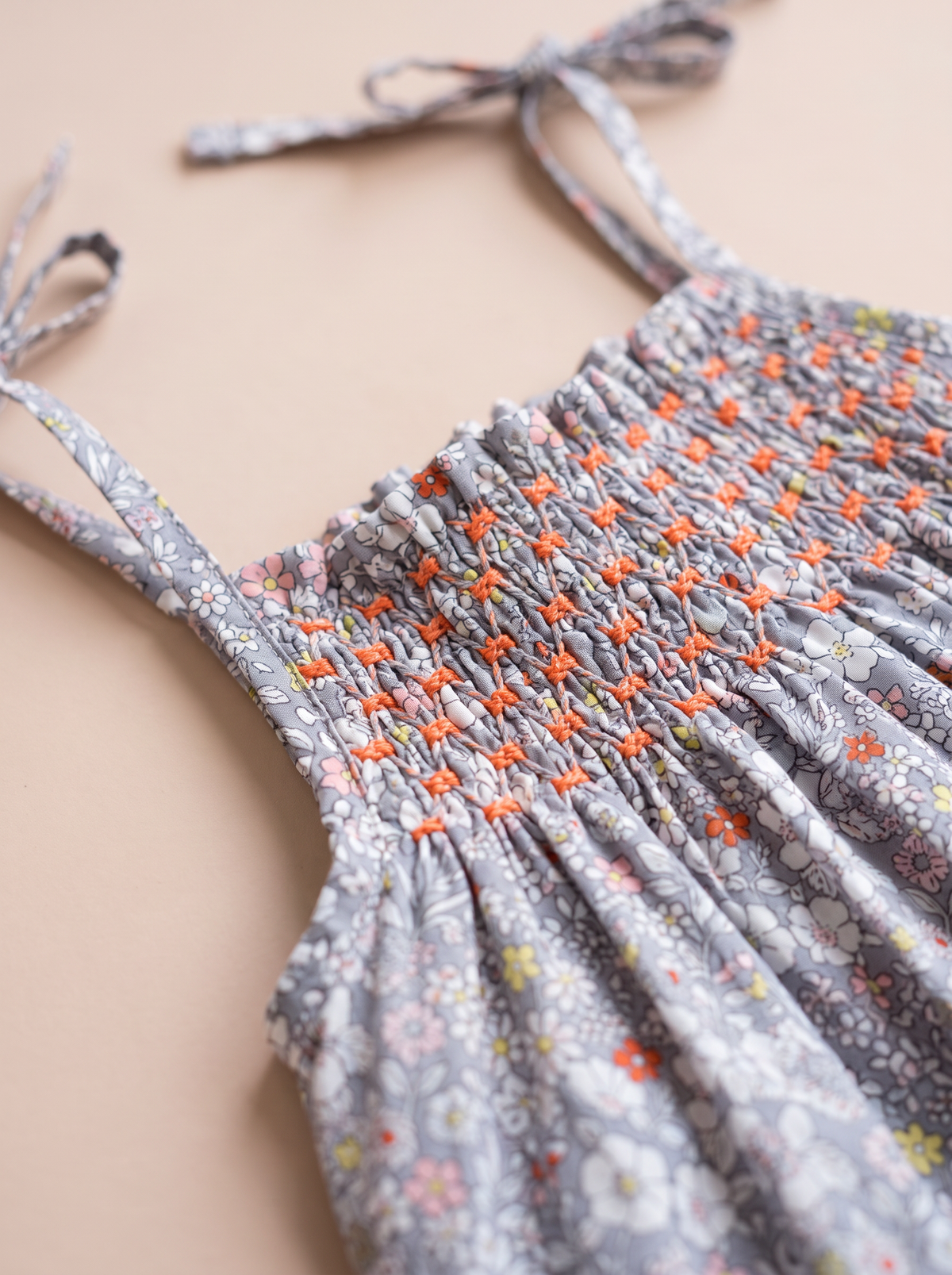 Combi Kami June gris : détail des smocks brodés main