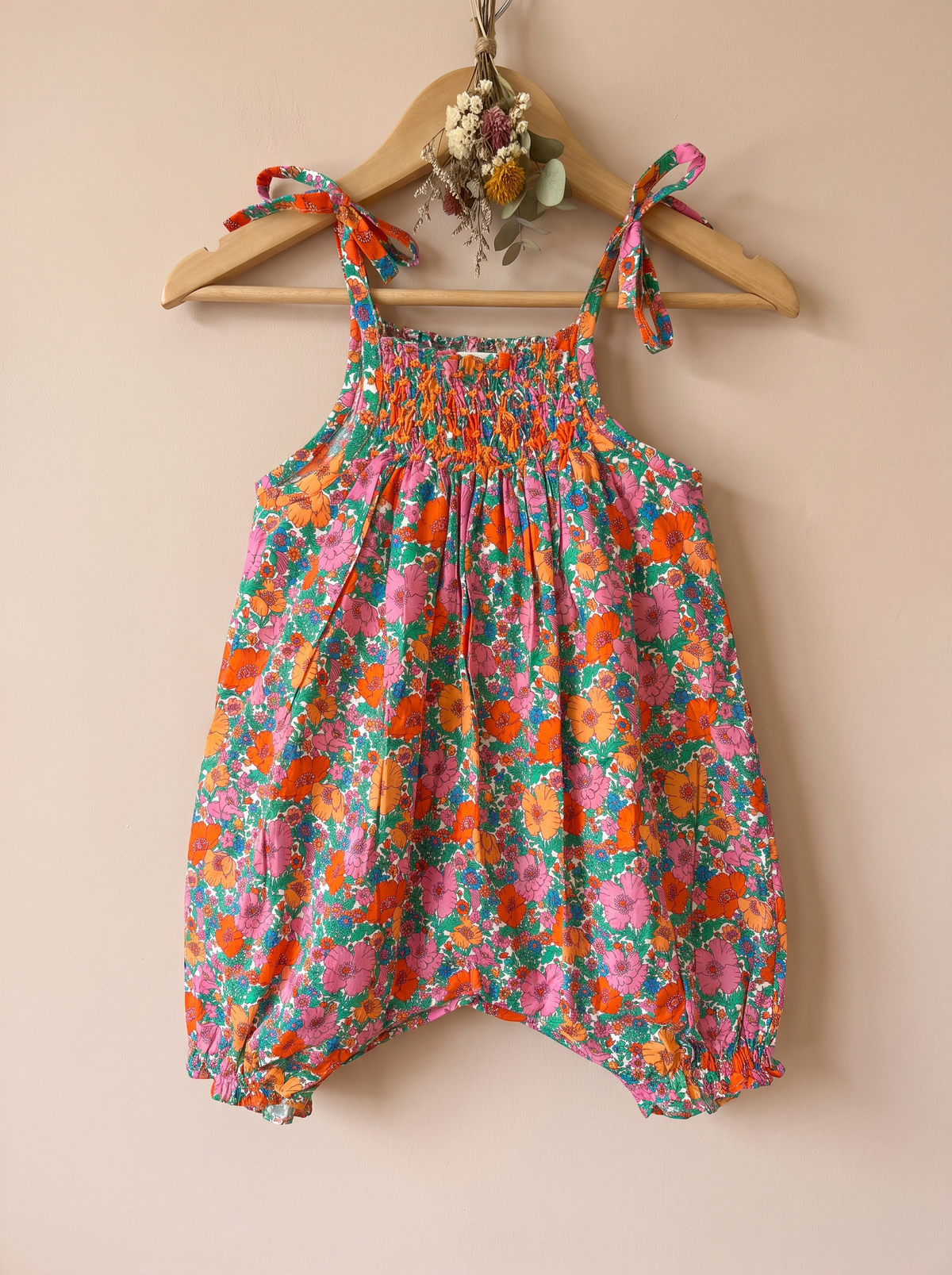 Combi Kami Meadow orange sur cintre avec des fleurs séchées
