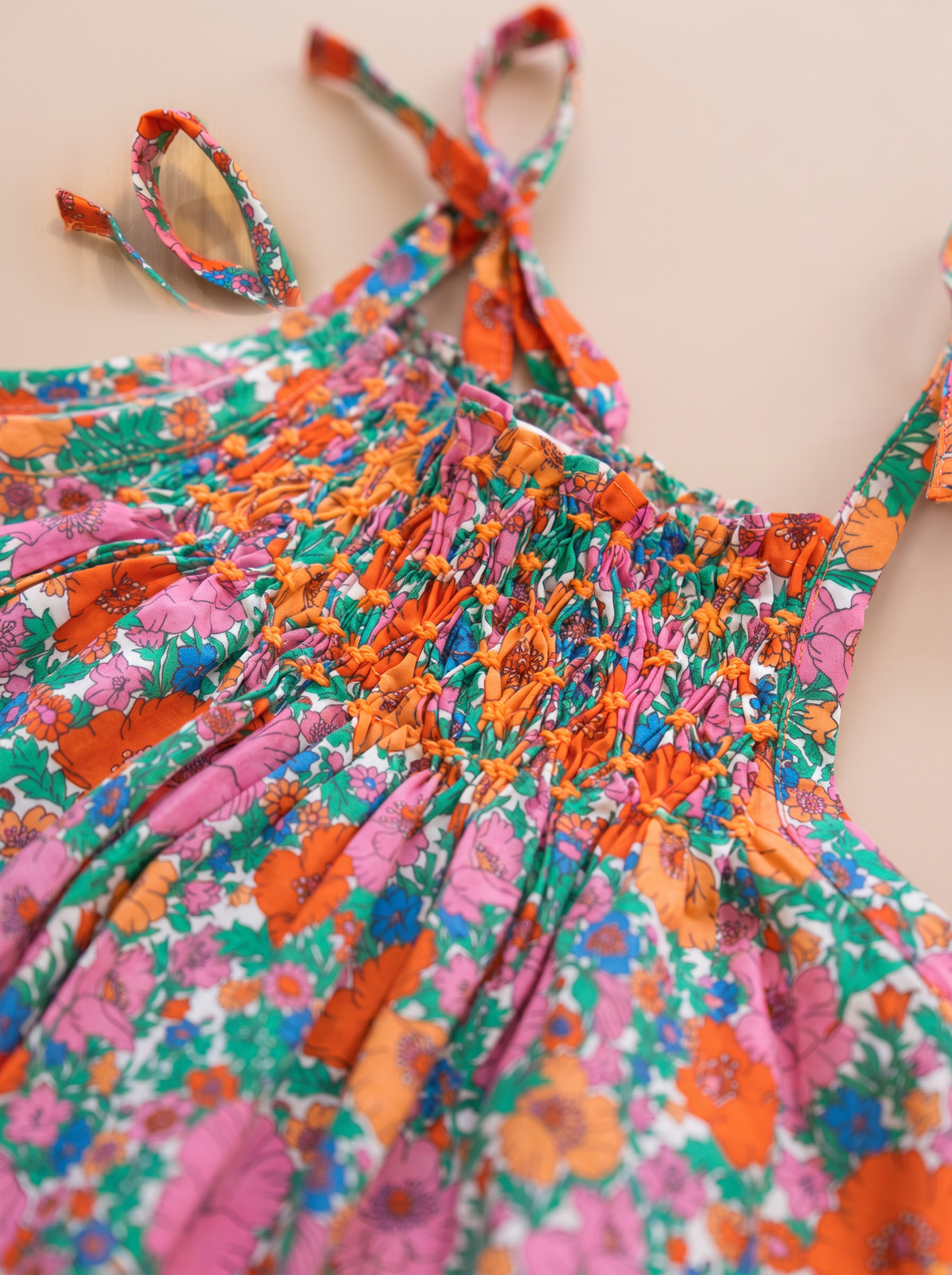 Combi Kami Meadow orange : détail des smocks brodés main