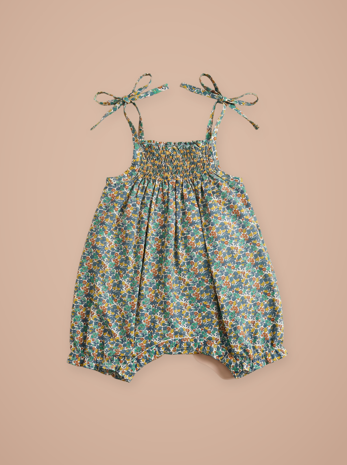 Combi Kami Pine green à plat, smocks main et bretelles à nouer