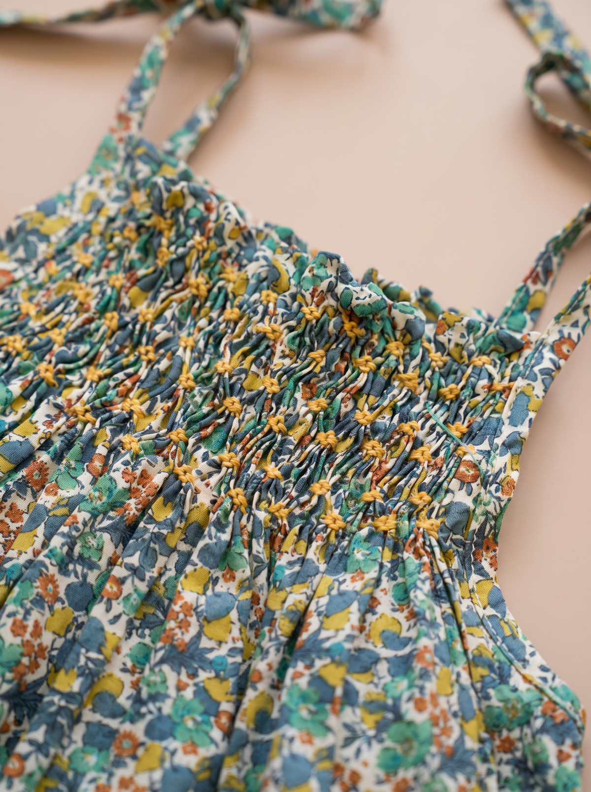 Combi Kami Pine green : détail des smocks brodés main