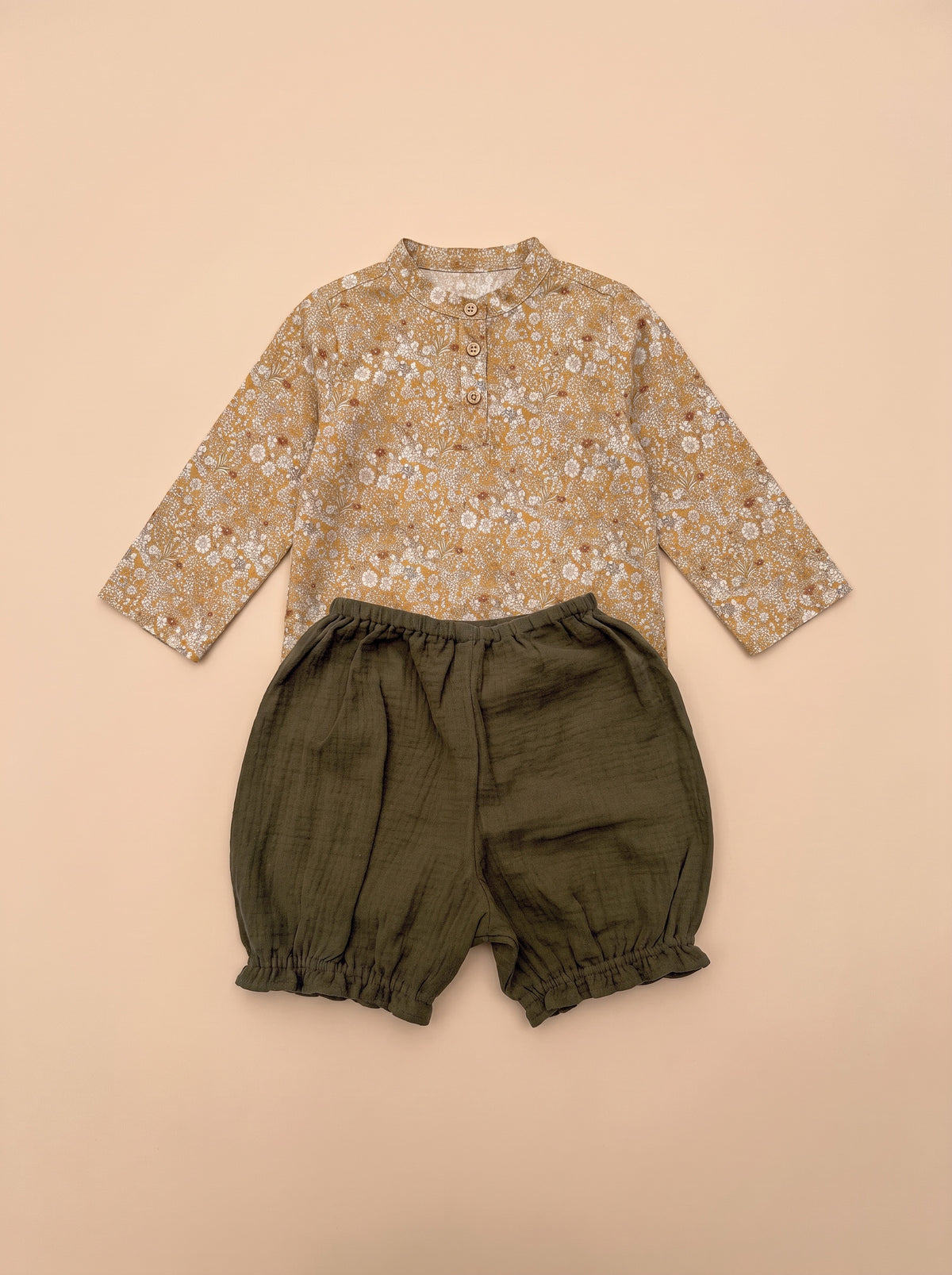 Ensemble chemise Perry June moutarde et bloomer Romy kaki, à plat