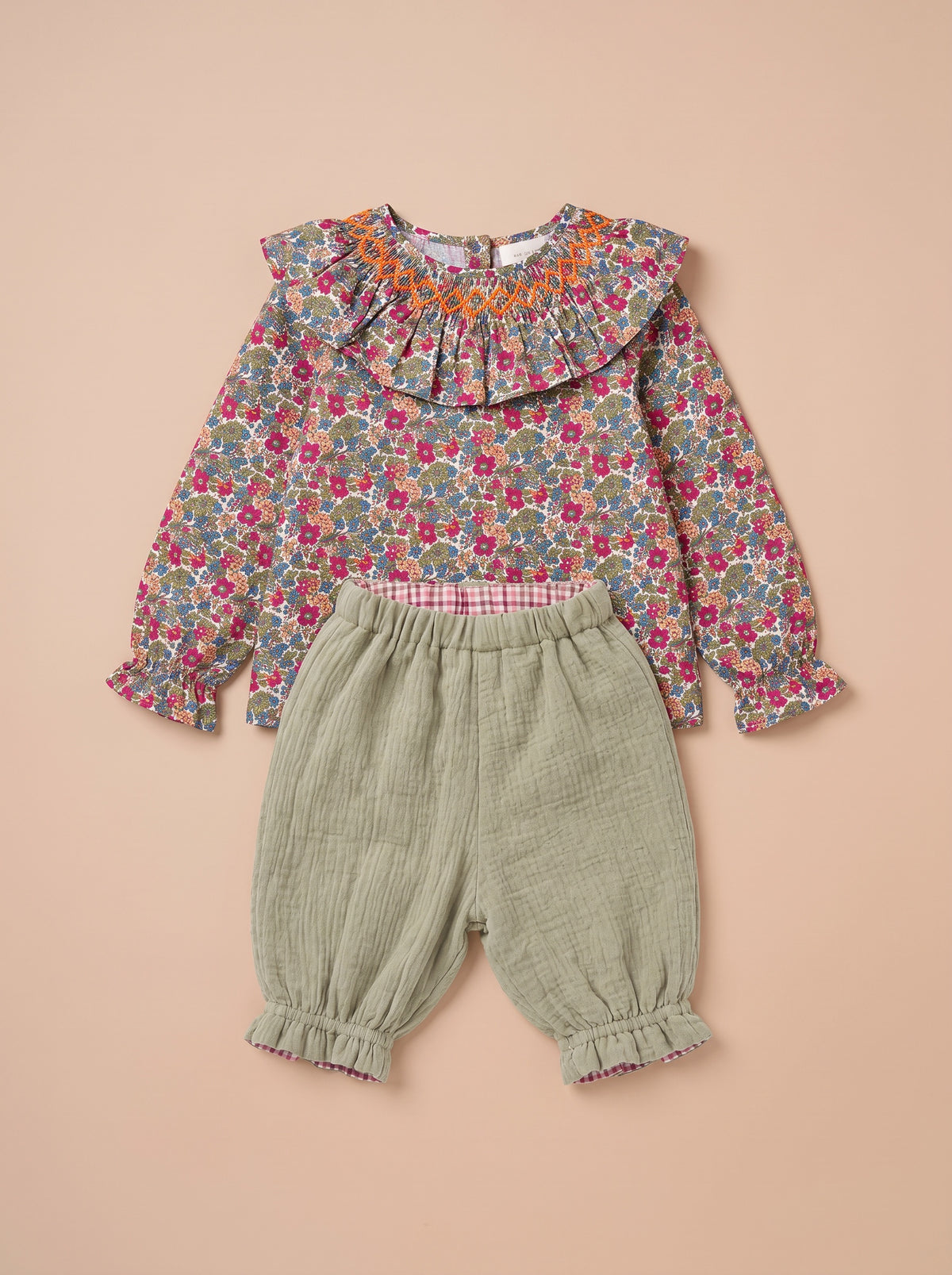 Ensemble blouse Rio Pine Red et bloomer Romy double gaze verte, à plat