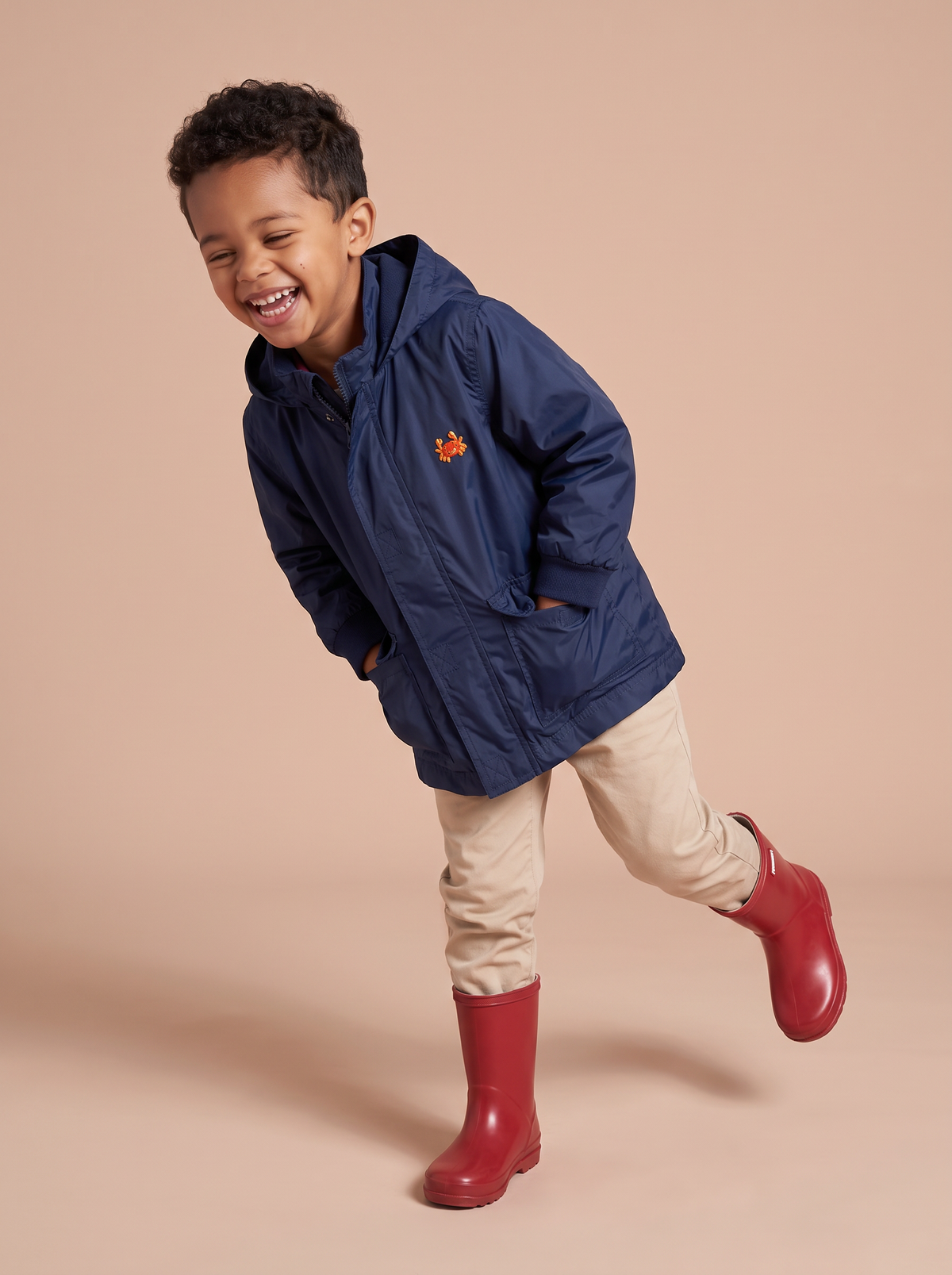 Imperméable enfant bleu marine porté