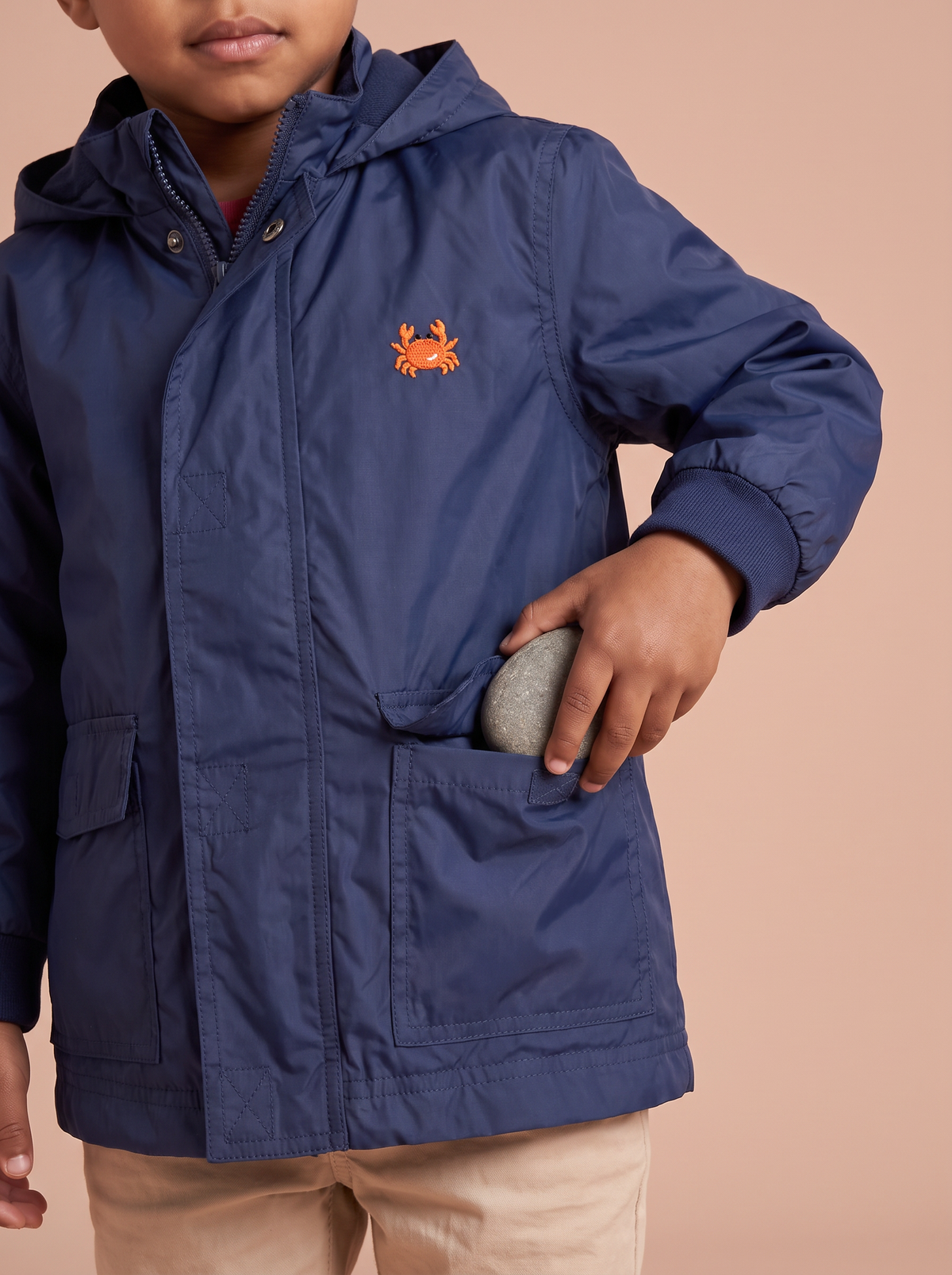 Imperméable bleu marine - zoom poche et crabe brodé