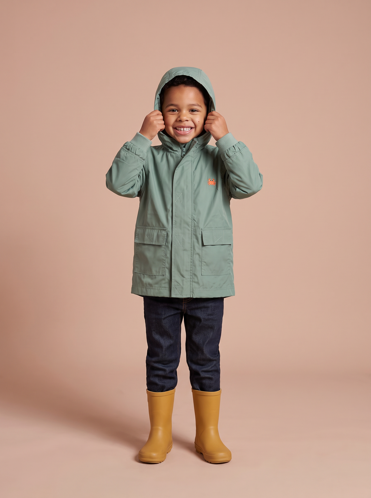 Imperméable enfant vert sauge porté capuche sur la tête