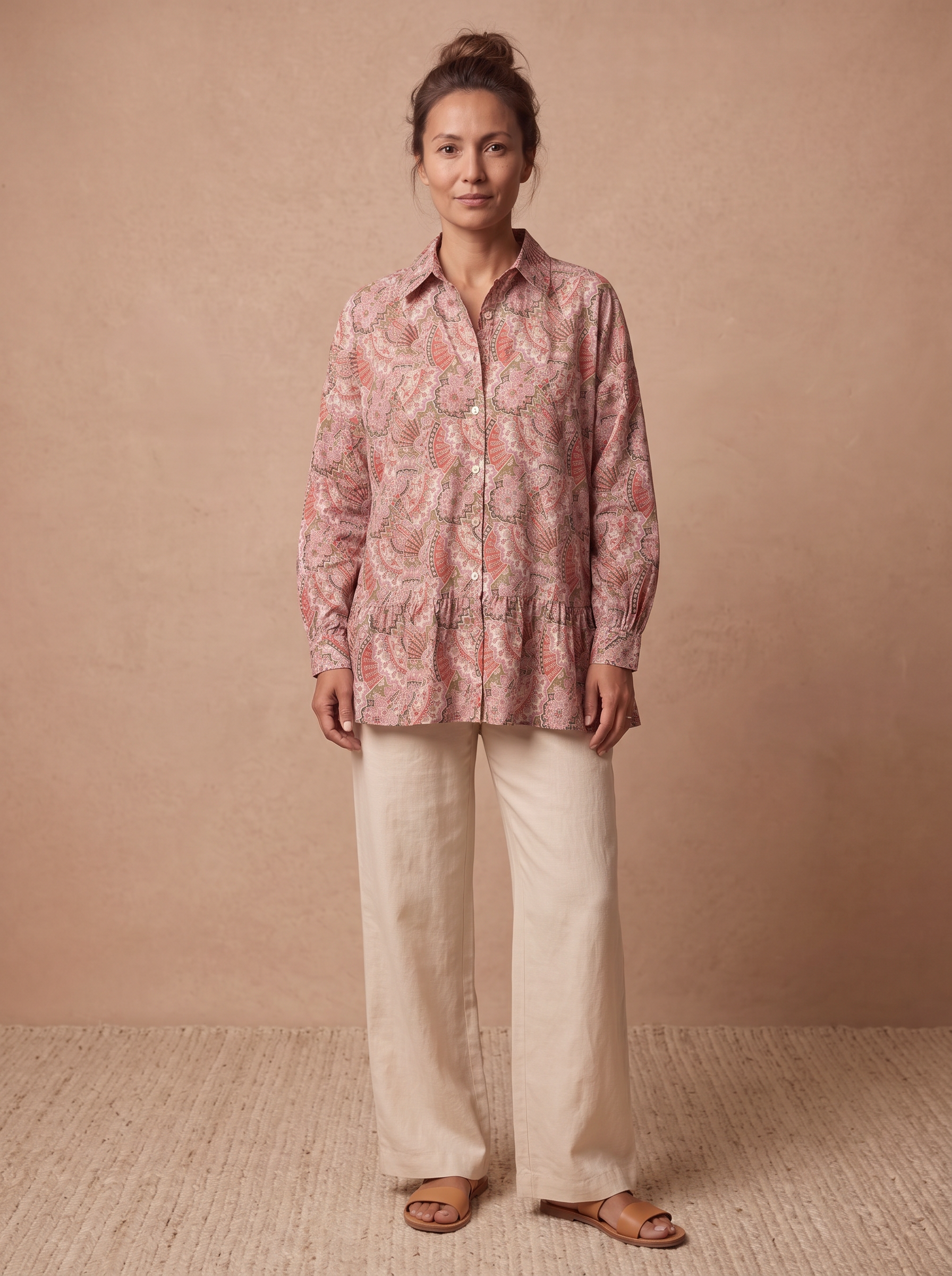 Chemise Irina portée avec un pantalon en lin écru - plein pied
