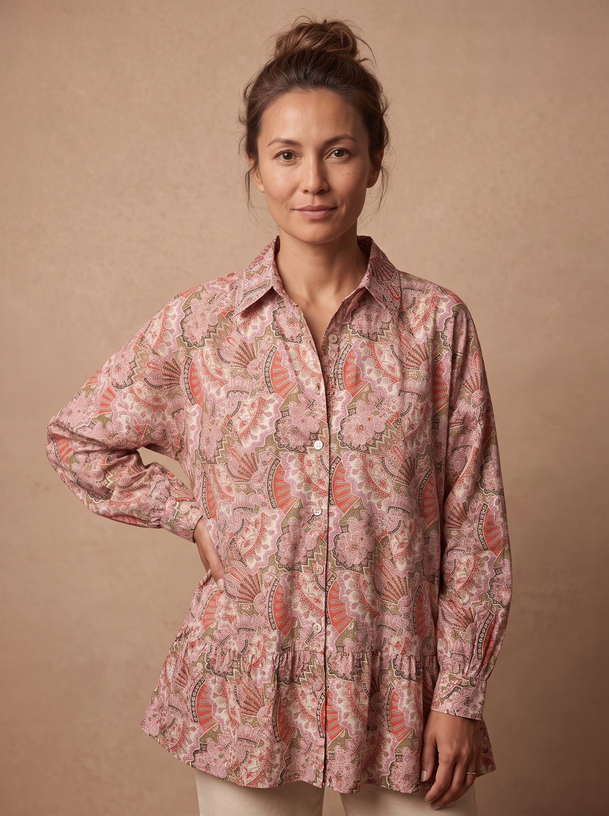 Chemise Irina imprimé paisley rose portée - vue de face