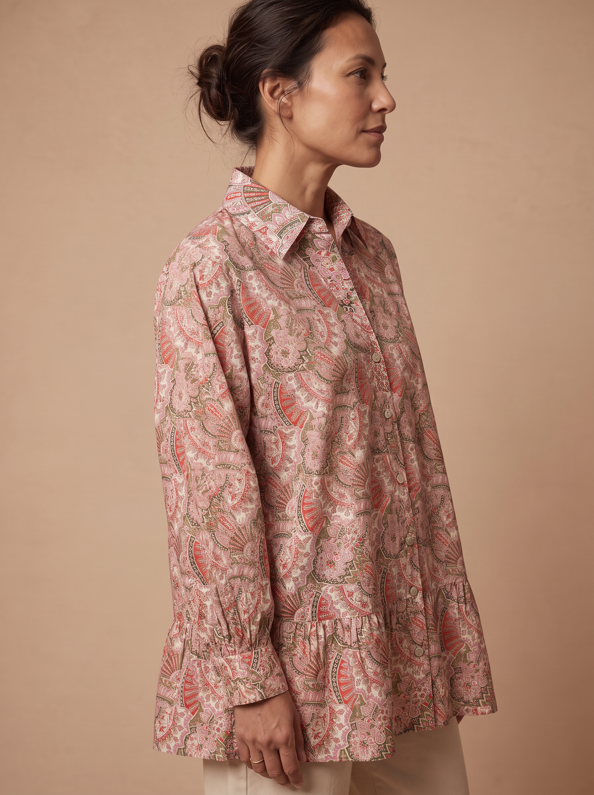 Chemise Irina - vue de profil, volant de bas