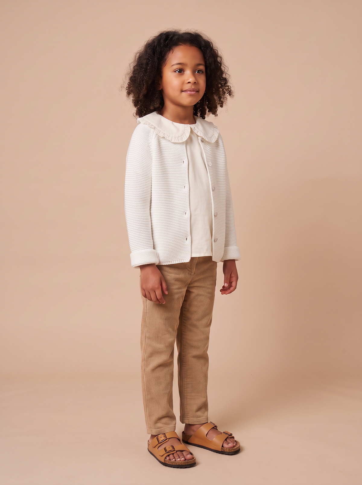 Cardigan Jessy blanc porte ouvert sur blouse ecrue a col volante - vue 3/4