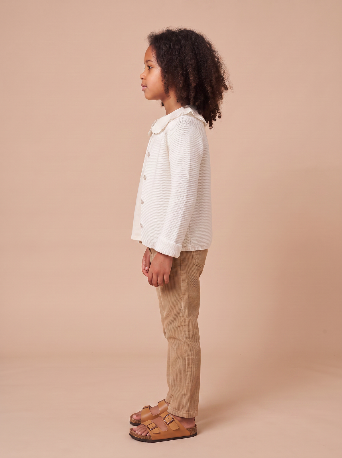 Cardigan Jessy blanc porte ouvert sur blouse ecrue a col volante - vue profil