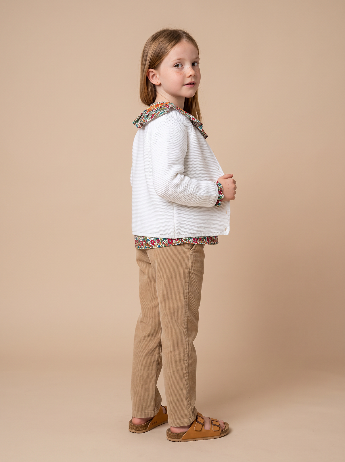 Cardigan Jessy blanc porte ouvert sur la blouse Rio Pine Red - vue portee