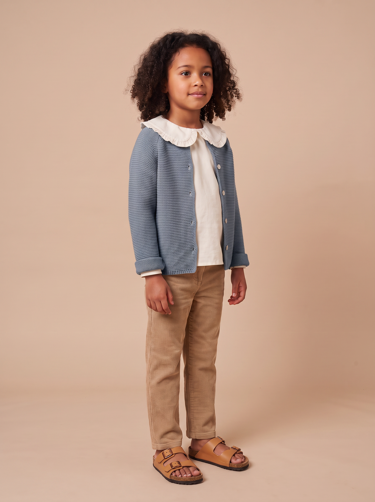 Cardigan Jessy bleu porte ouvert sur blouse ecrue a col volante - vue 3/4