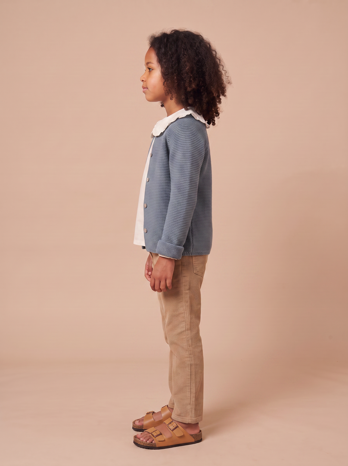 Cardigan Jessy bleu porte ouvert sur blouse ecrue a col volante - vue profil