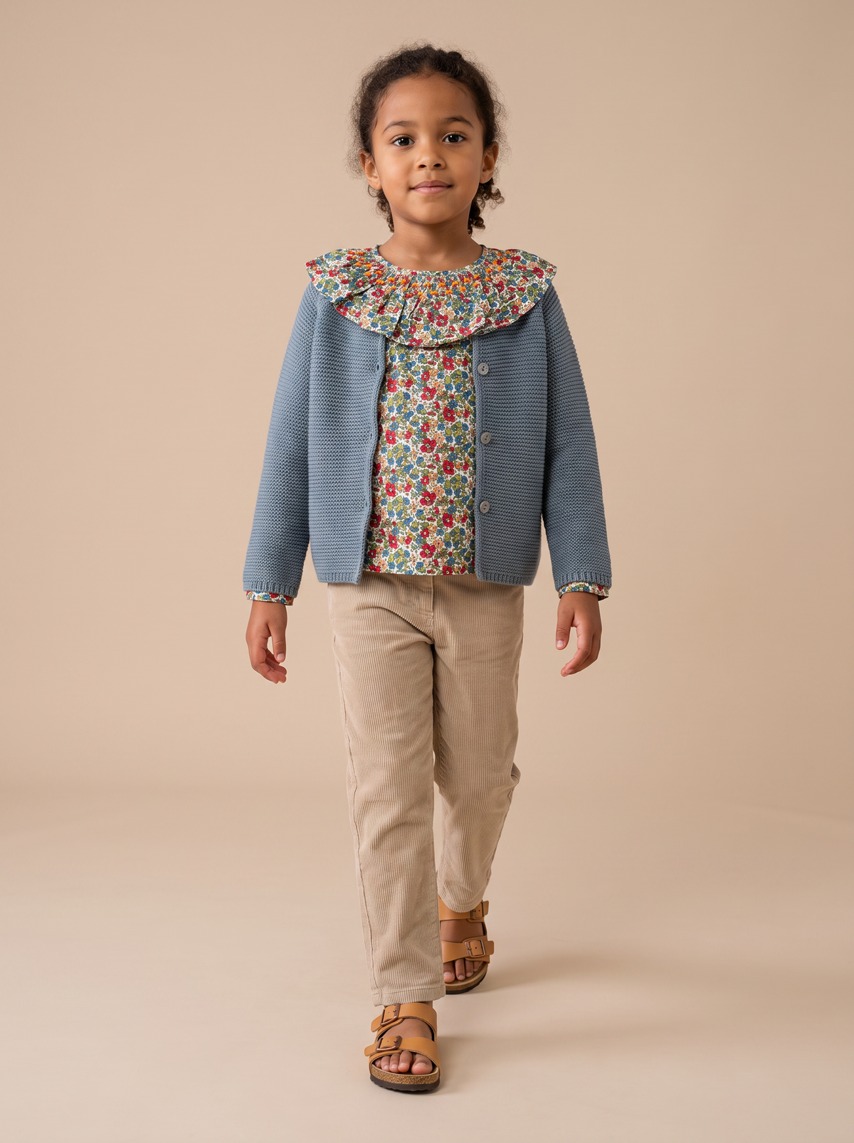 Cardigan Jessy bleu porte ouvert sur la blouse Rio Pine Red - vue portee