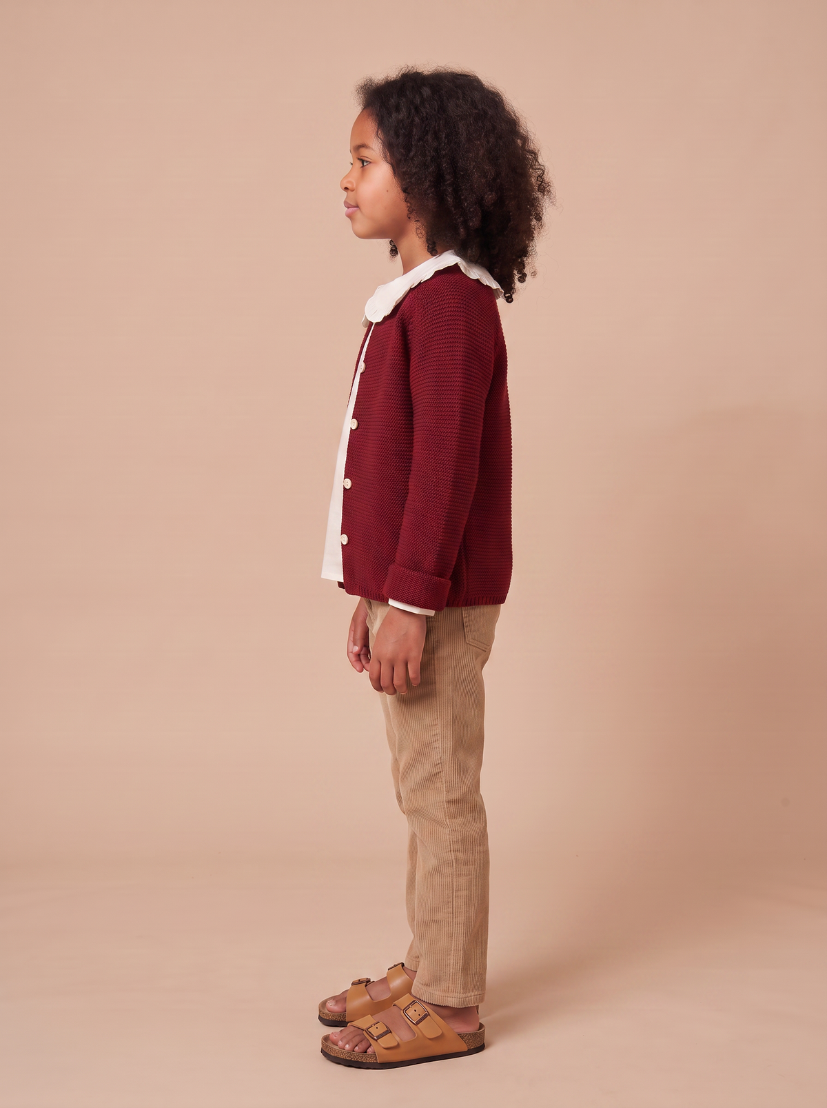 Cardigan Jessy Grena porte ouvert sur blouse ecrue a col volante - vue profil
