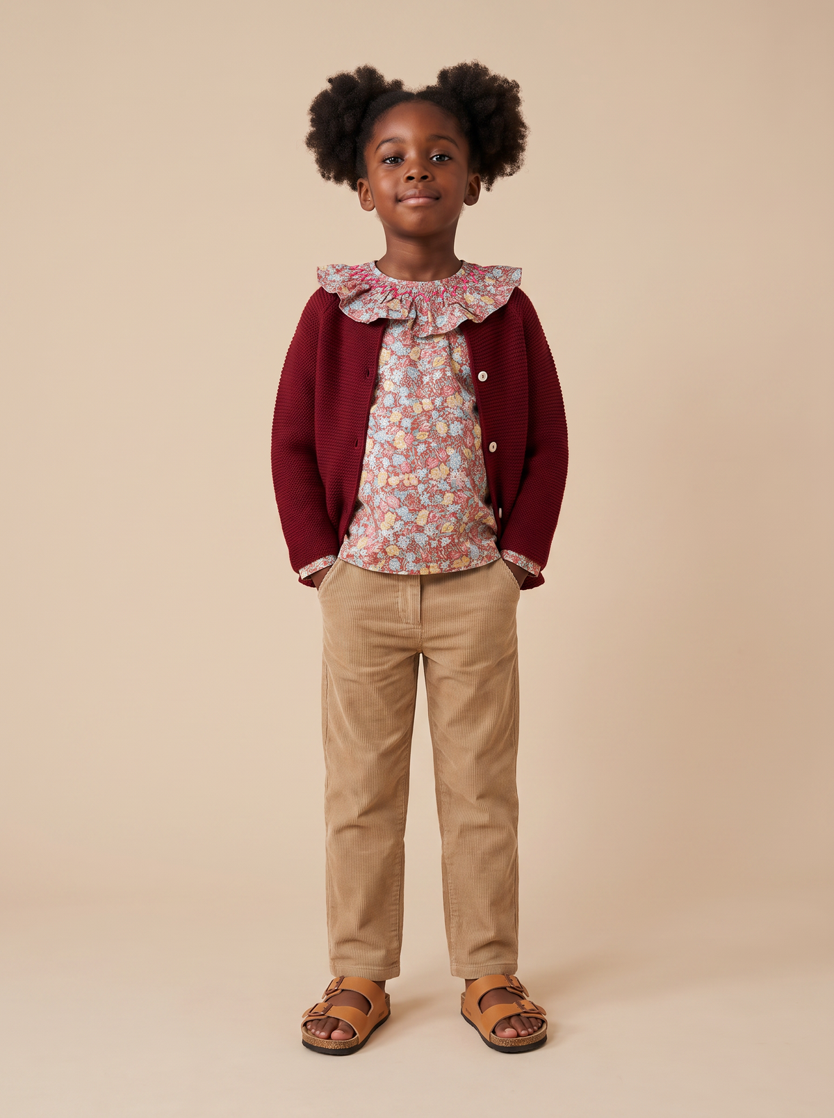 Cardigan Jessy Grena porte ouvert sur la blouse Rio rouge - vue portee