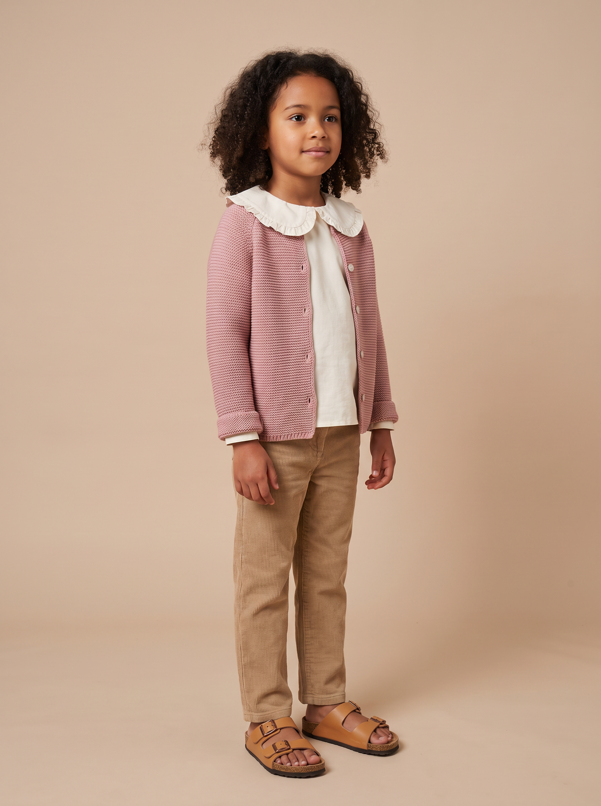 Cardigan Jessy rose porte ouvert sur blouse ecrue a col volante - vue 3/4