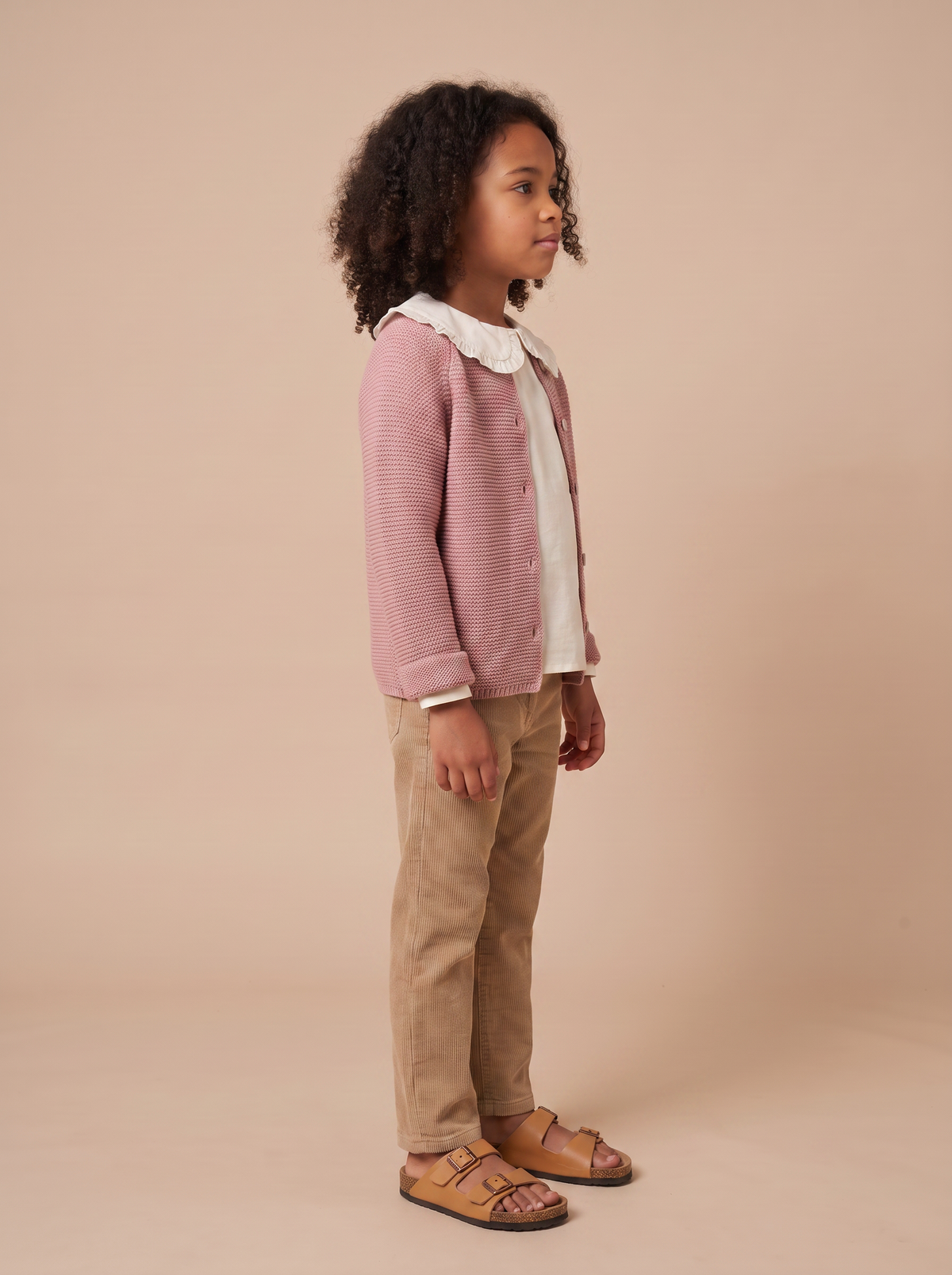 Cardigan Jessy rose porte ouvert sur blouse ecrue a col volante - vue profil